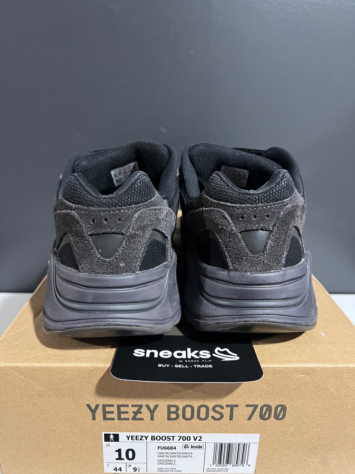 USED Adidas Yeezy Boost 700 V2 Vanta FU6684 SIZE 10M OG ALL AG25-109
