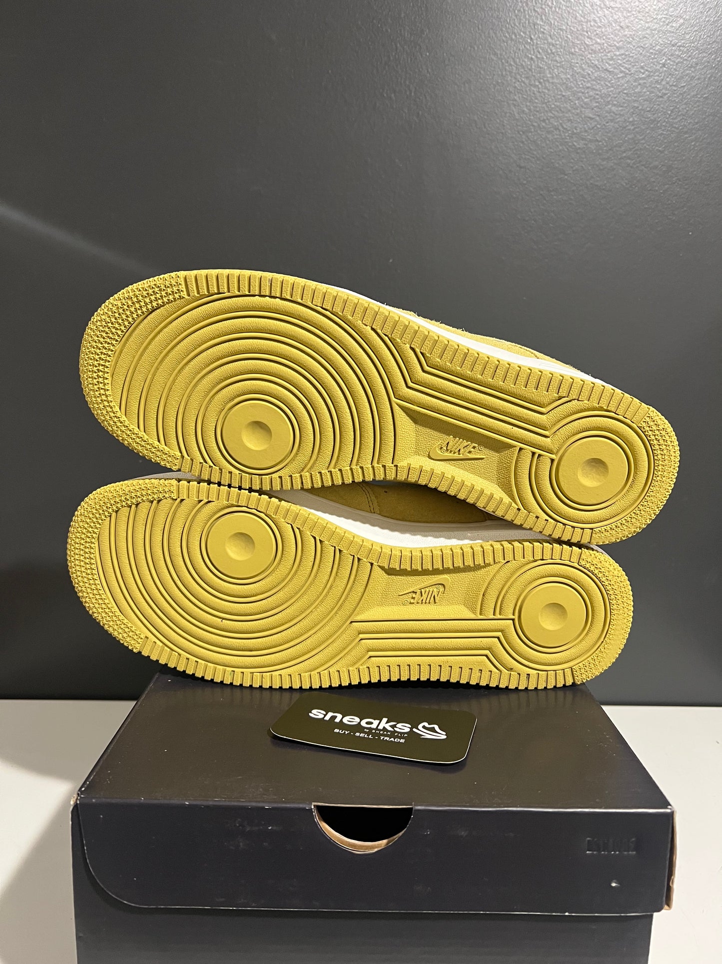USED Air Force 1 '07 LV8 Embroidered Swoosh Buff Gold HJ4465-700 SIZE 10.5M OG ALL AG25-163