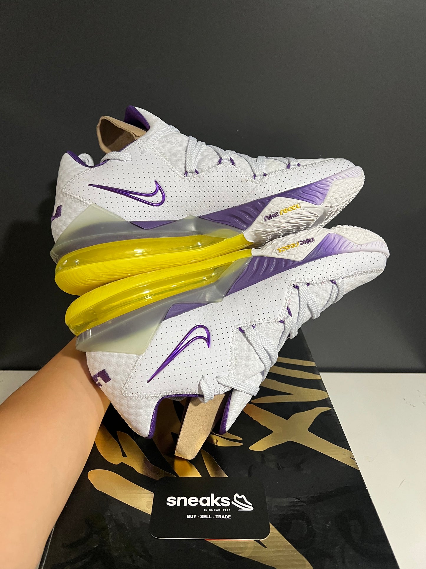 NEW Nike LeBron 17 Low Lakers CD5007-102 SIZE 11M OG ALL JY25-214