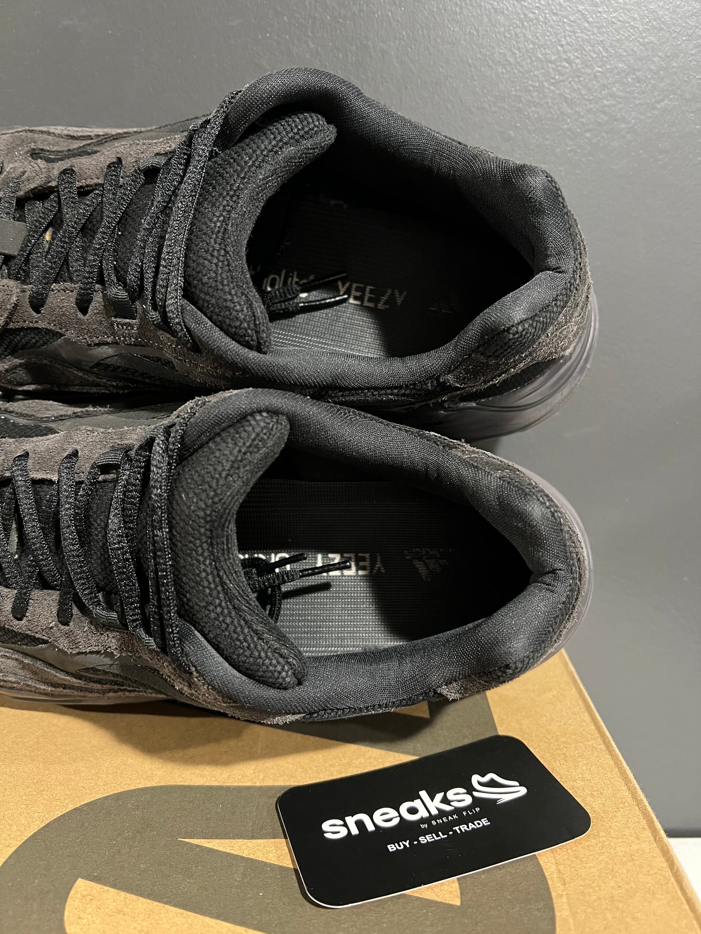 USED Adidas Yeezy Boost 700 V2 Vanta FU6684 SIZE 10M OG ALL AG25-109