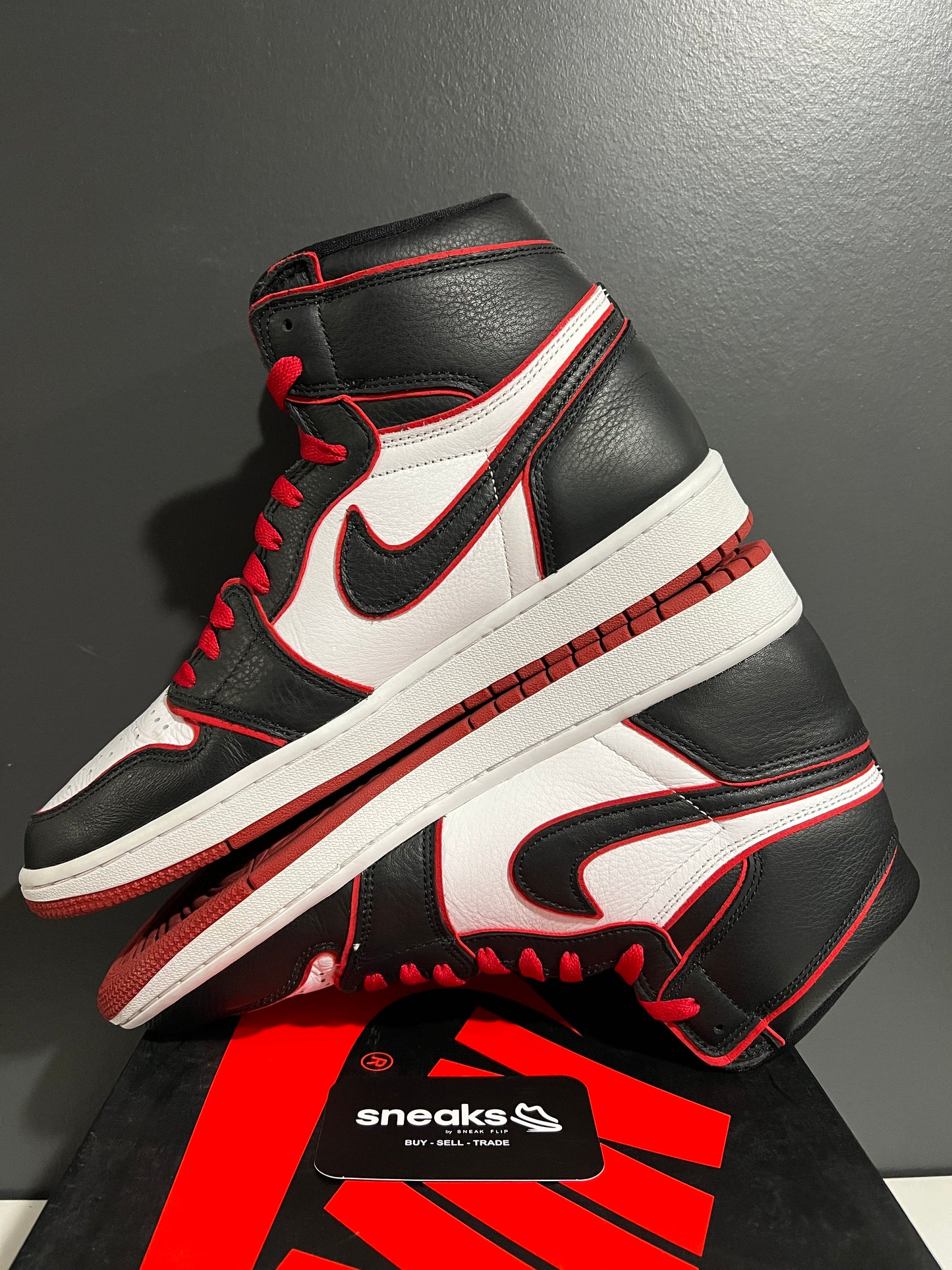 USED Air Jordan 1 Retro High OG Bloodline 555088-062 SIZE 10.5M OG ALL AG25-274