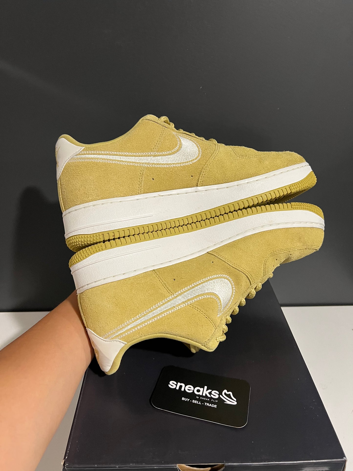 USED Air Force 1 '07 LV8 Embroidered Swoosh Buff Gold HJ4465-700 SIZE 10.5M OG ALL AG25-163
