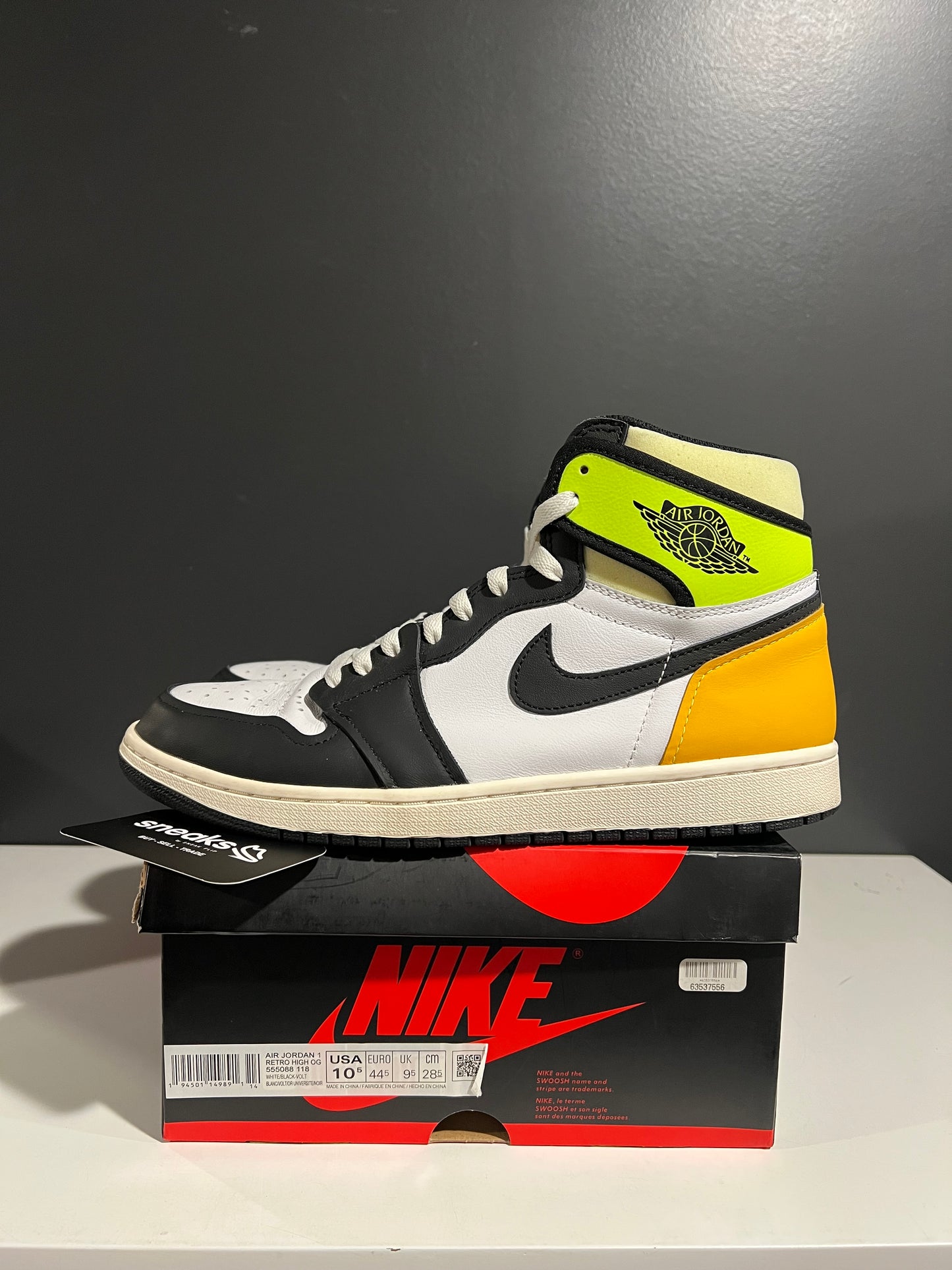 USED Air Jordan 1 Retro High OG Volt Gold 555088-118 SIZE 10.5M OG ALL JY25-95