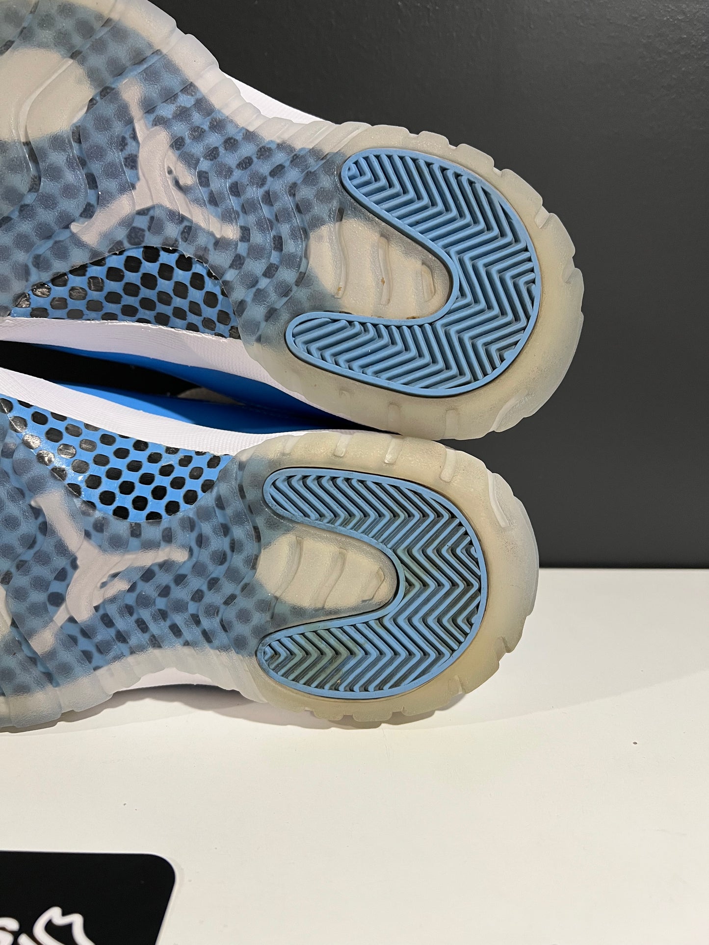 USED Air Jordan 11 Retro Low UNC 528895-106 SIZE 8.5M NO BOX