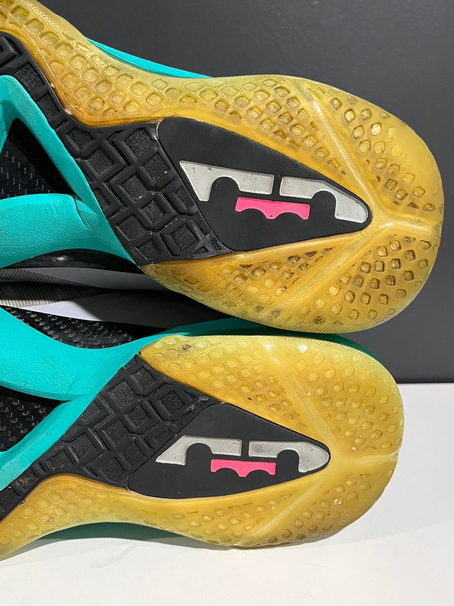 USED LeBron 9 P.S. Elite South Beach 516958-001 SIZE 10M NO BOX JY25-164