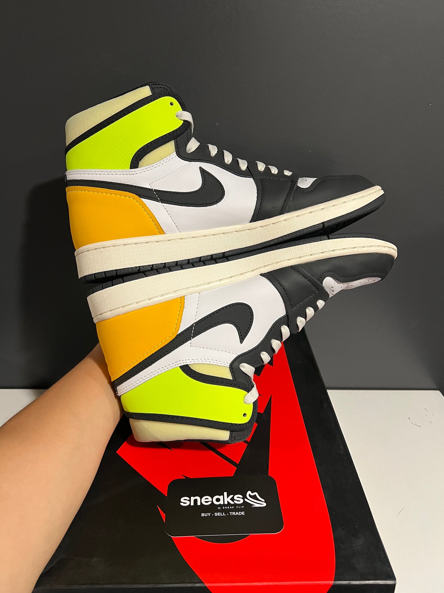 USED Air Jordan 1 Retro High OG Volt Gold 555088-118 SIZE 10.5M OG ALL JY25-95