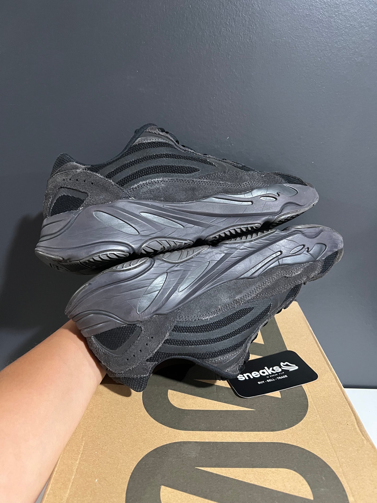USED Adidas Yeezy Boost 700 V2 Vanta FU6684 SIZE 10M OG ALL AG25-109