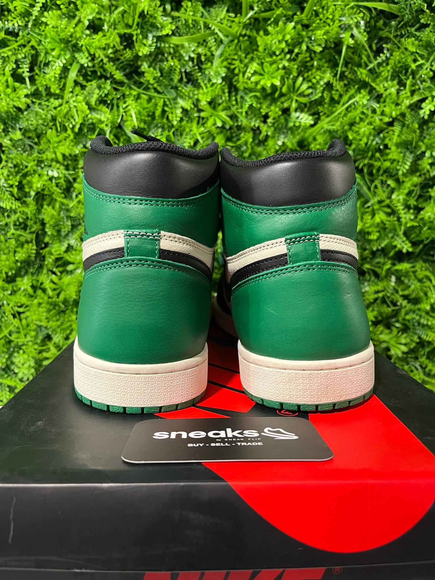 USED Air Jordan 1 Retro High OG Pine Green 555088-302 SIZE 10.5M OG ALL