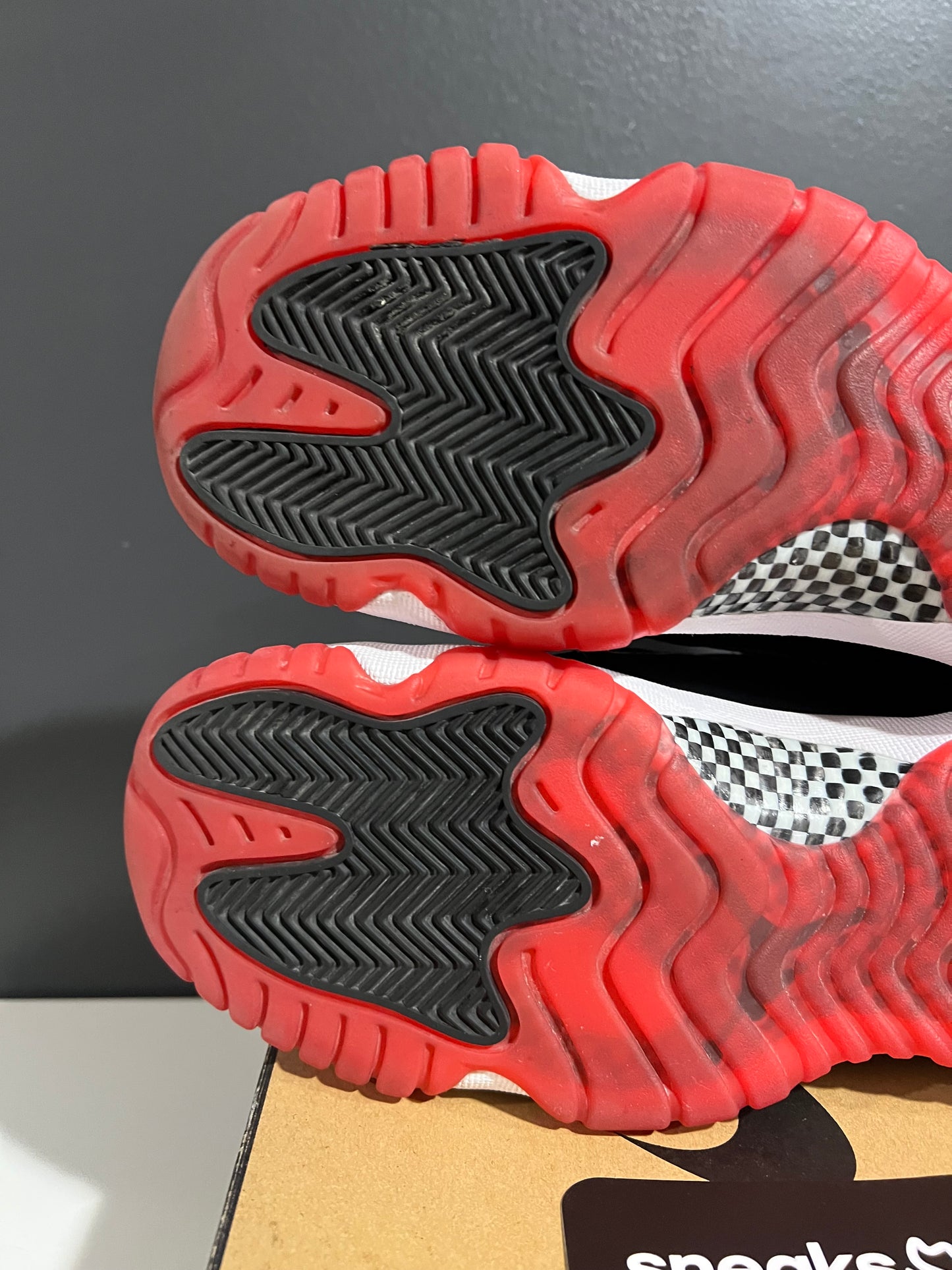 USED Air Jordan 11 Retro GS Bred 2019 378038-061 SIZE 7Y OG ALL AG25-195