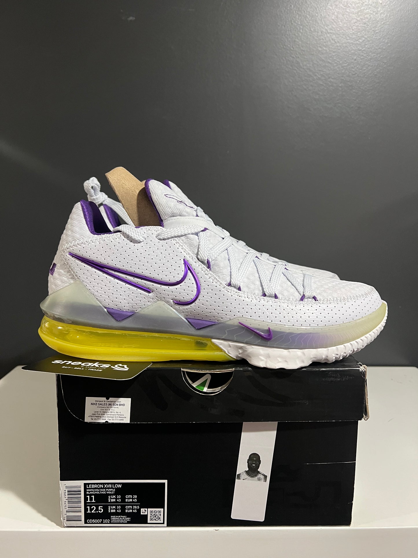 NEW Nike LeBron 17 Low Lakers CD5007-102 SIZE 11M OG ALL JY25-214