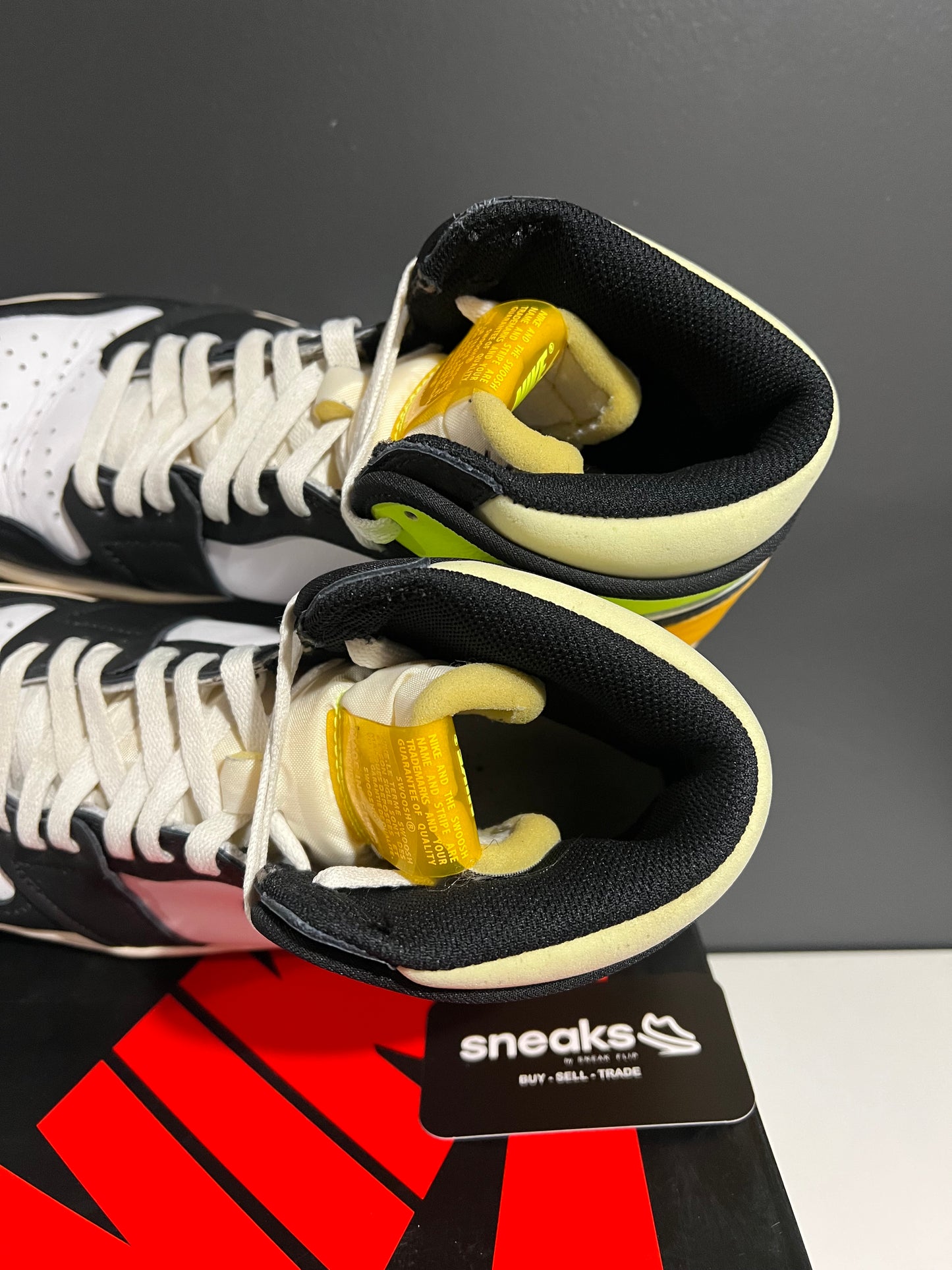 USED Air Jordan 1 Retro High OG Volt Gold 555088-118 SIZE 10.5M OG ALL JY25-95