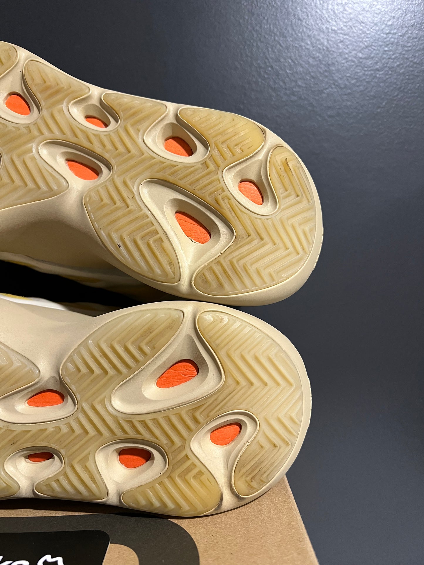 USED Yeezy 700 V3 Safflower G54853 SIZE 10M OG ALL AG25-263