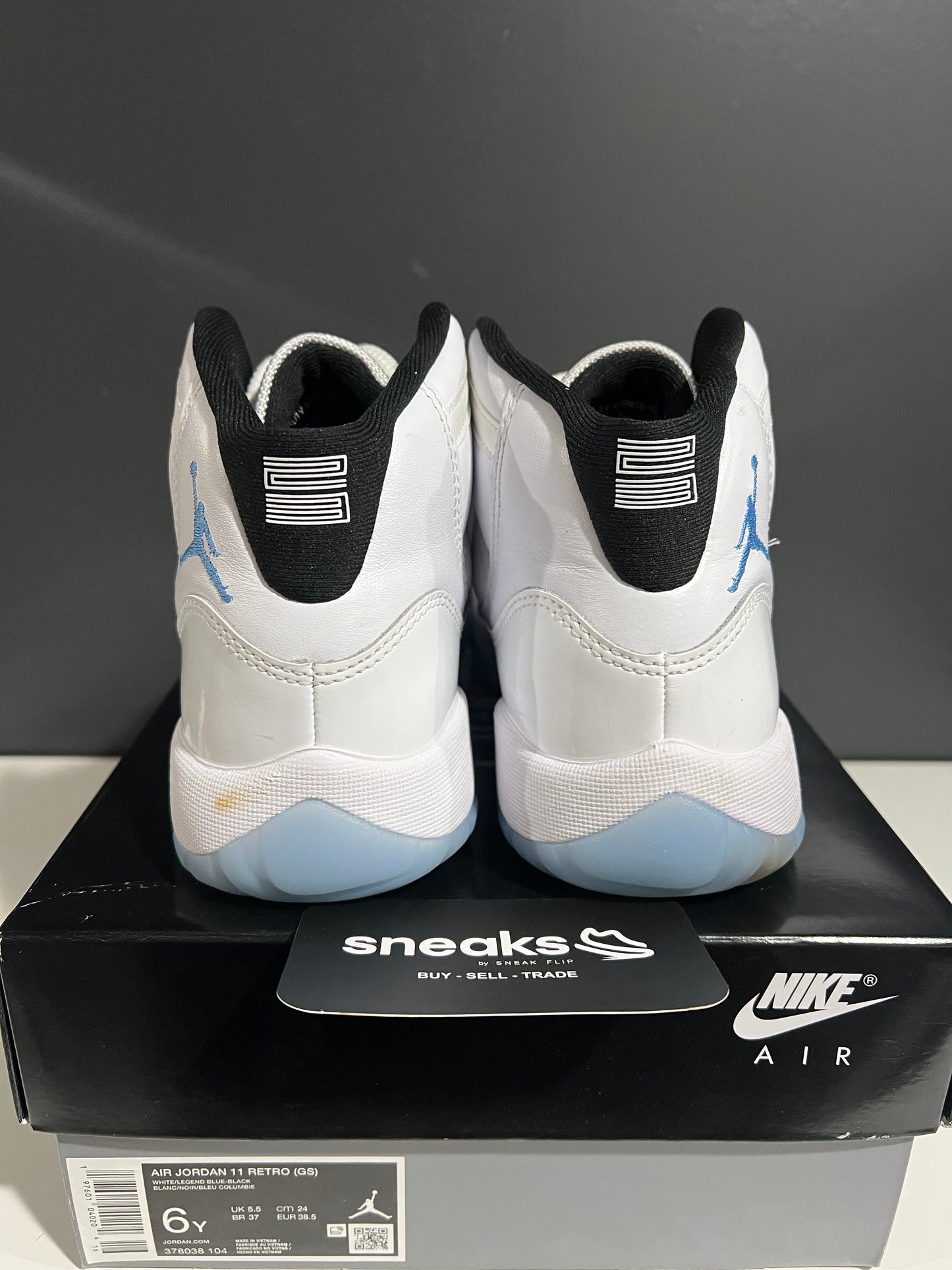 Jordan 11 Retro Legend Blue (2024) (GS) - Used