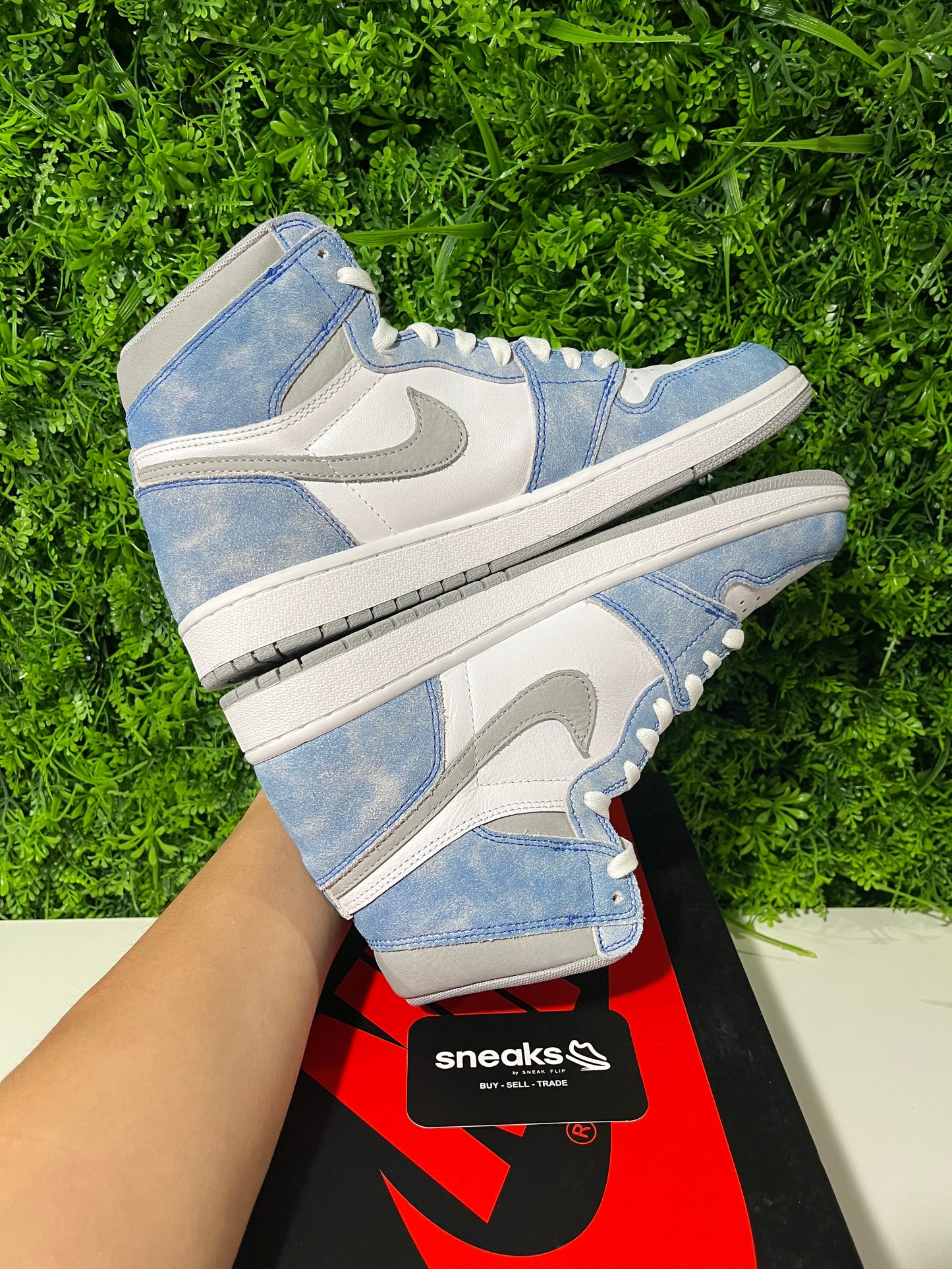 USED Air Jordan 1 Retro High OG Hyper Royal 555088-402 SIZE 9.5M OG ALL