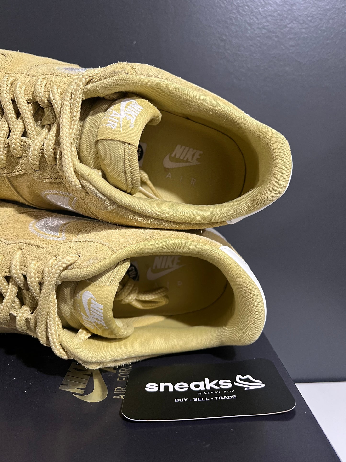 USED Air Force 1 '07 LV8 Embroidered Swoosh Buff Gold HJ4465-700 SIZE 10.5M OG ALL AG25-163