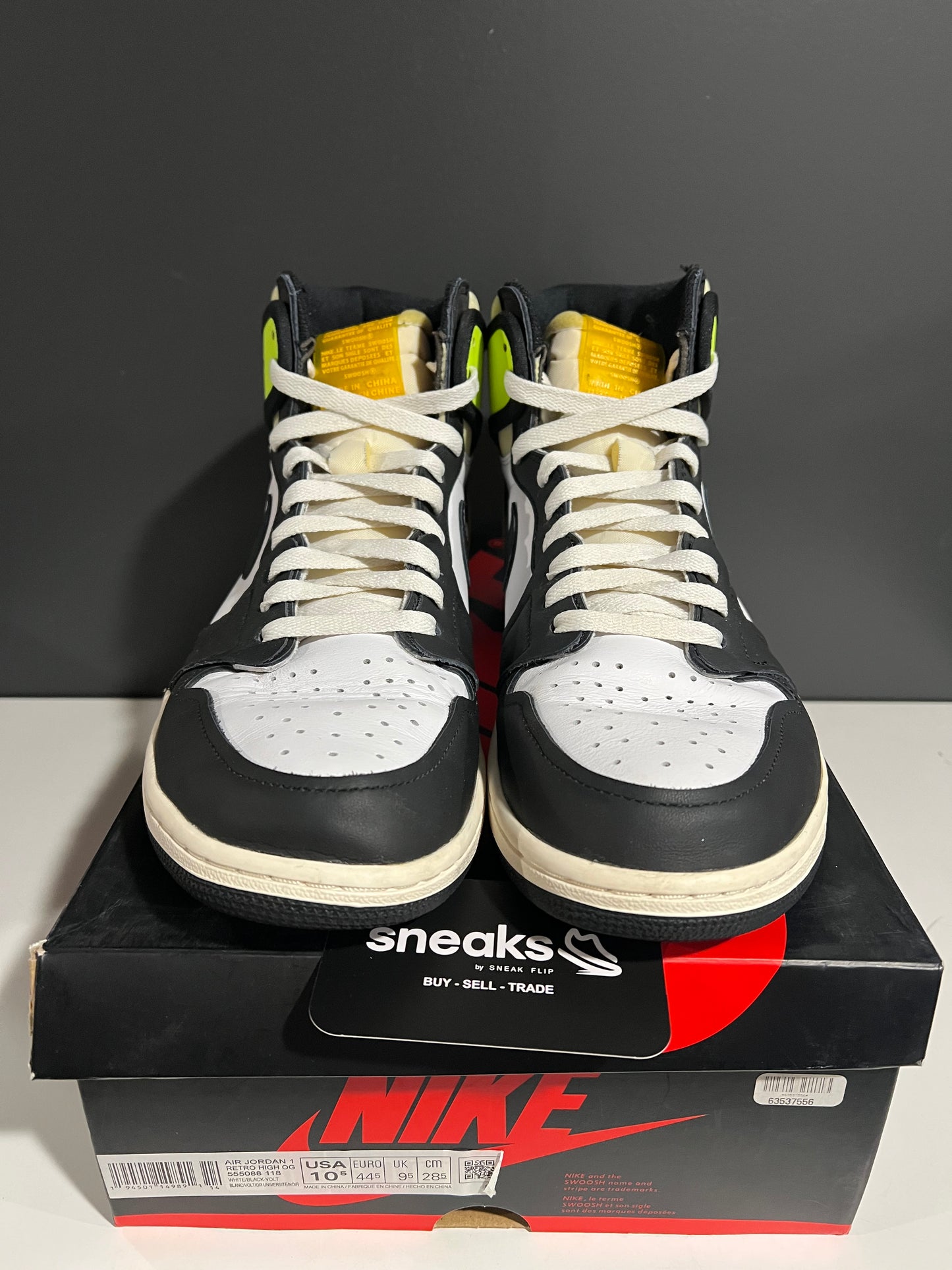 USED Air Jordan 1 Retro High OG Volt Gold 555088-118 SIZE 10.5M OG ALL JY25-95