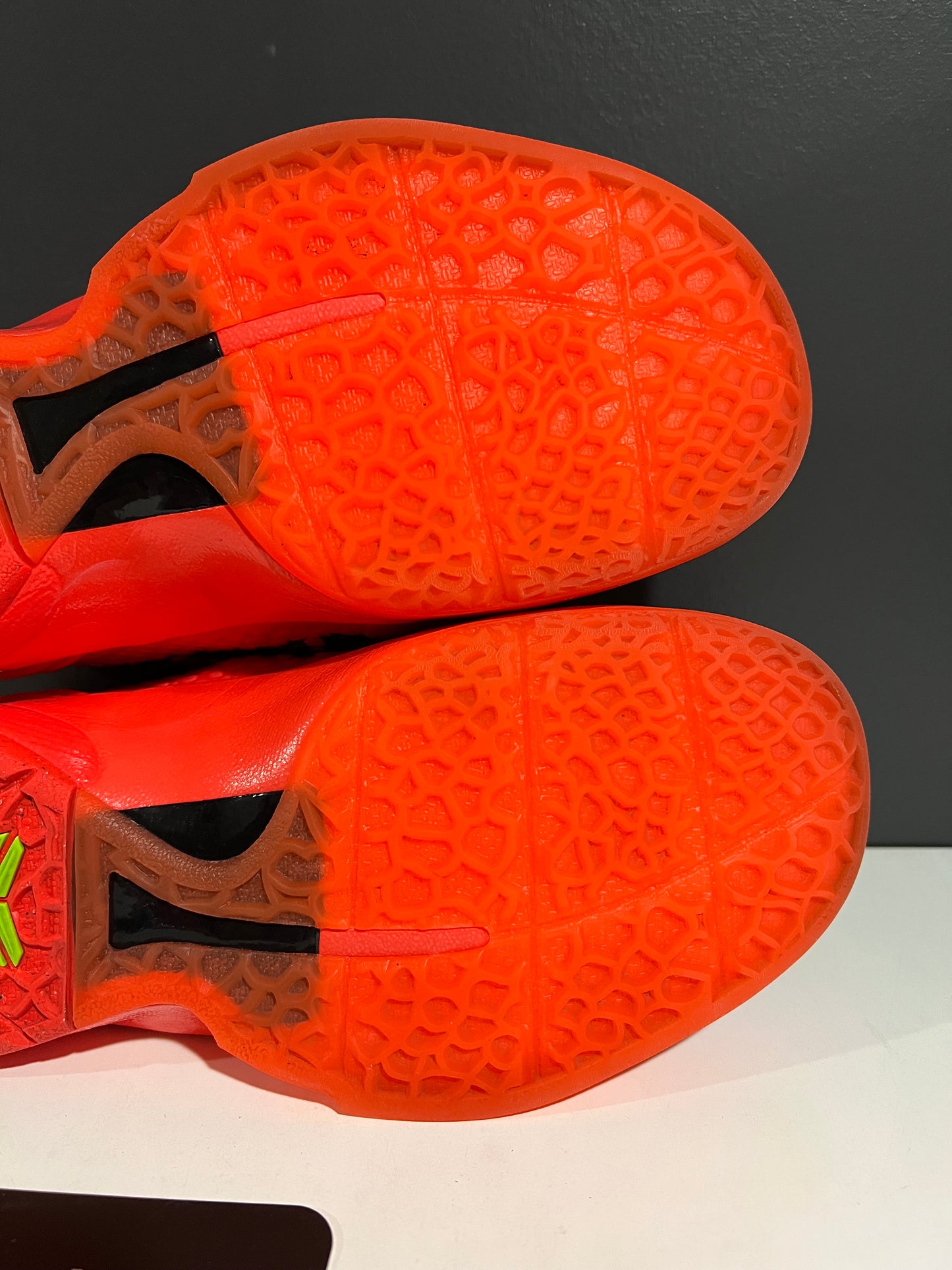 USED Zoom Kobe 6 GS Reverse Grinch FV9676-600 SIZE 4Y NO BOX SP25-068