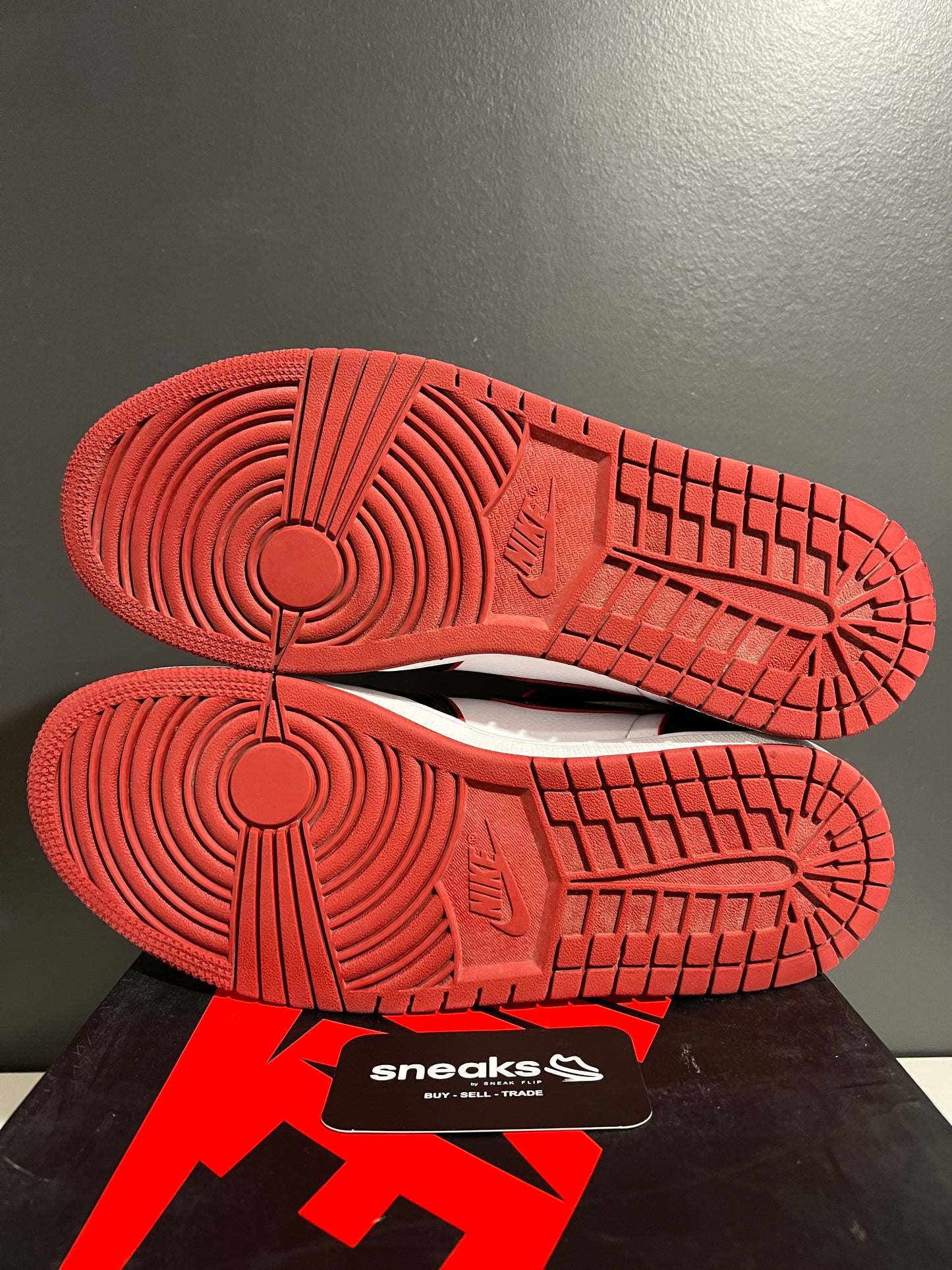 USED Air Jordan 1 Retro High OG Bloodline 555088-062 SIZE 10.5M OG ALL AG25-274