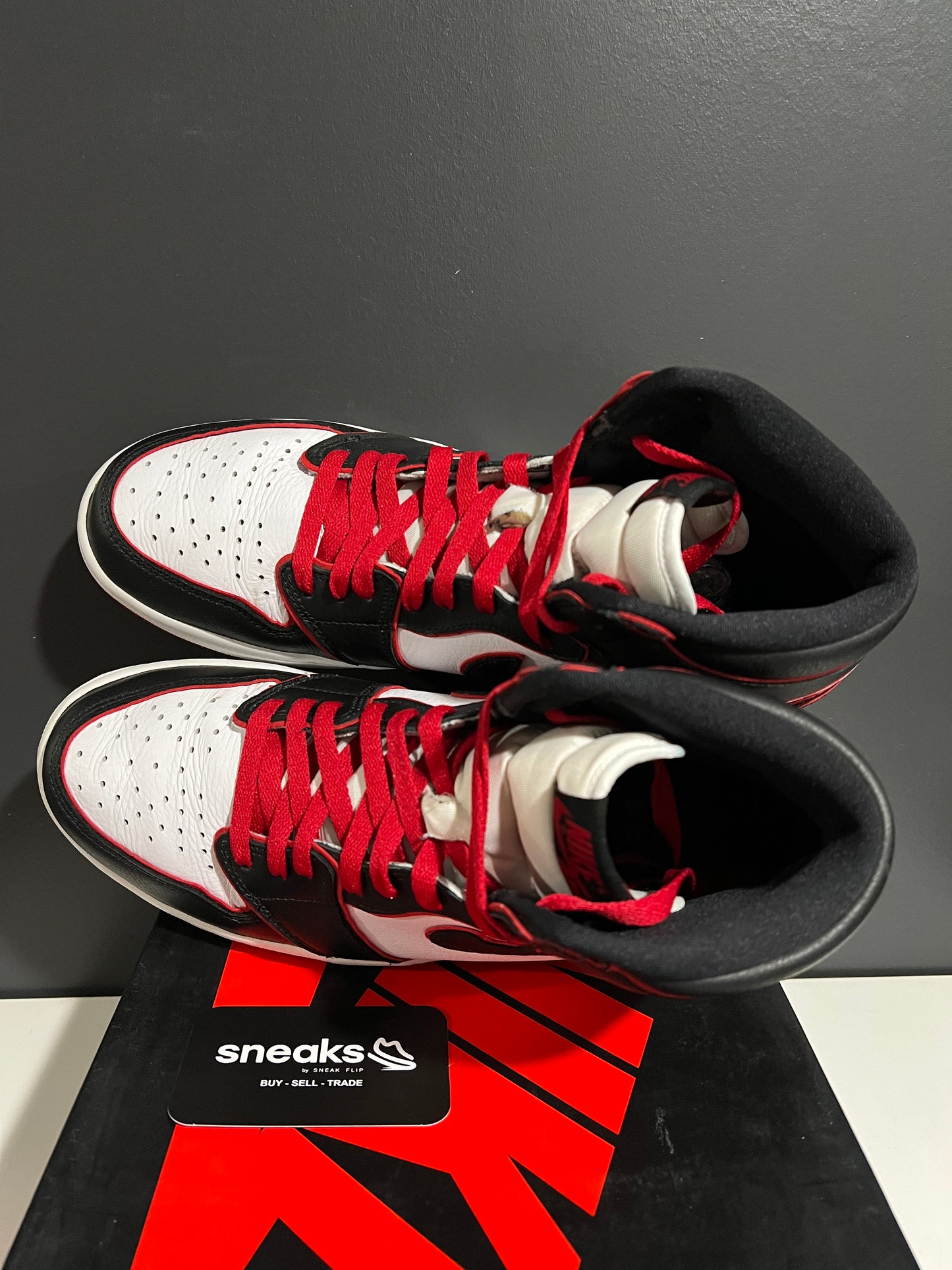 USED Air Jordan 1 Retro High OG Bloodline 555088-062 SIZE 10.5M OG ALL AG25-274