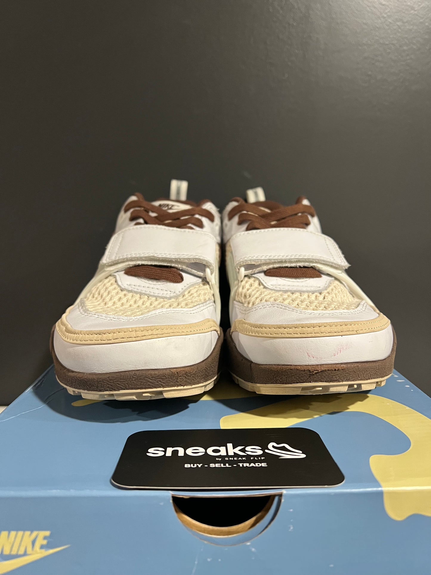 USED Travis Scott x Zoom Field Jaxx Light Chocolate HQ3073 100 SIZE 9M OG ALL AG25-173