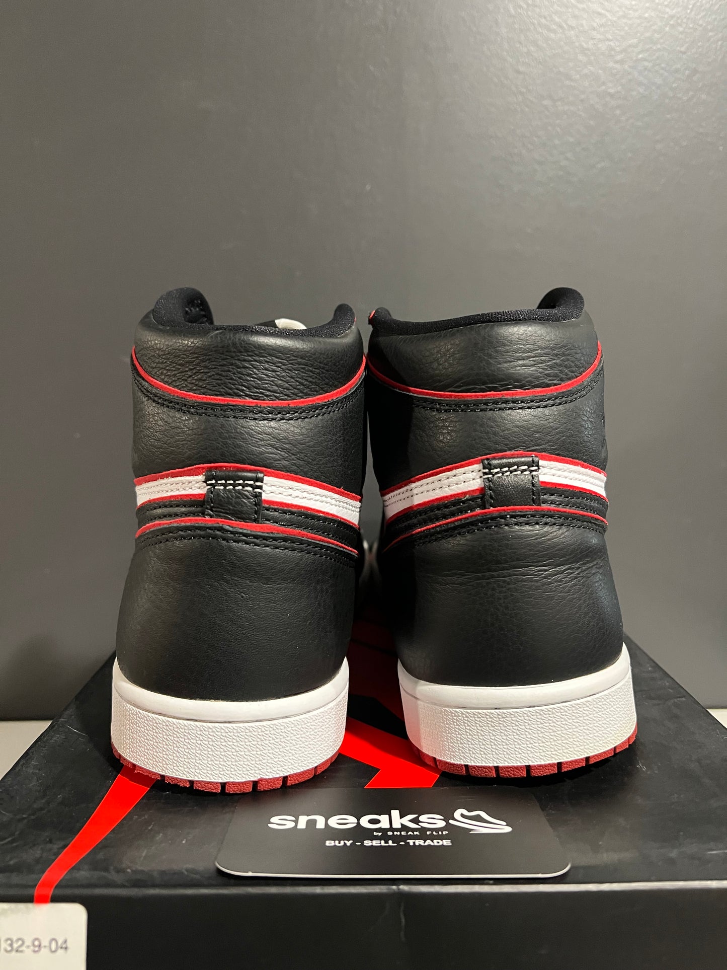 USED Air Jordan 1 Retro High OG Bloodline 555088-062 SIZE 10.5M OG ALL AG25-274
