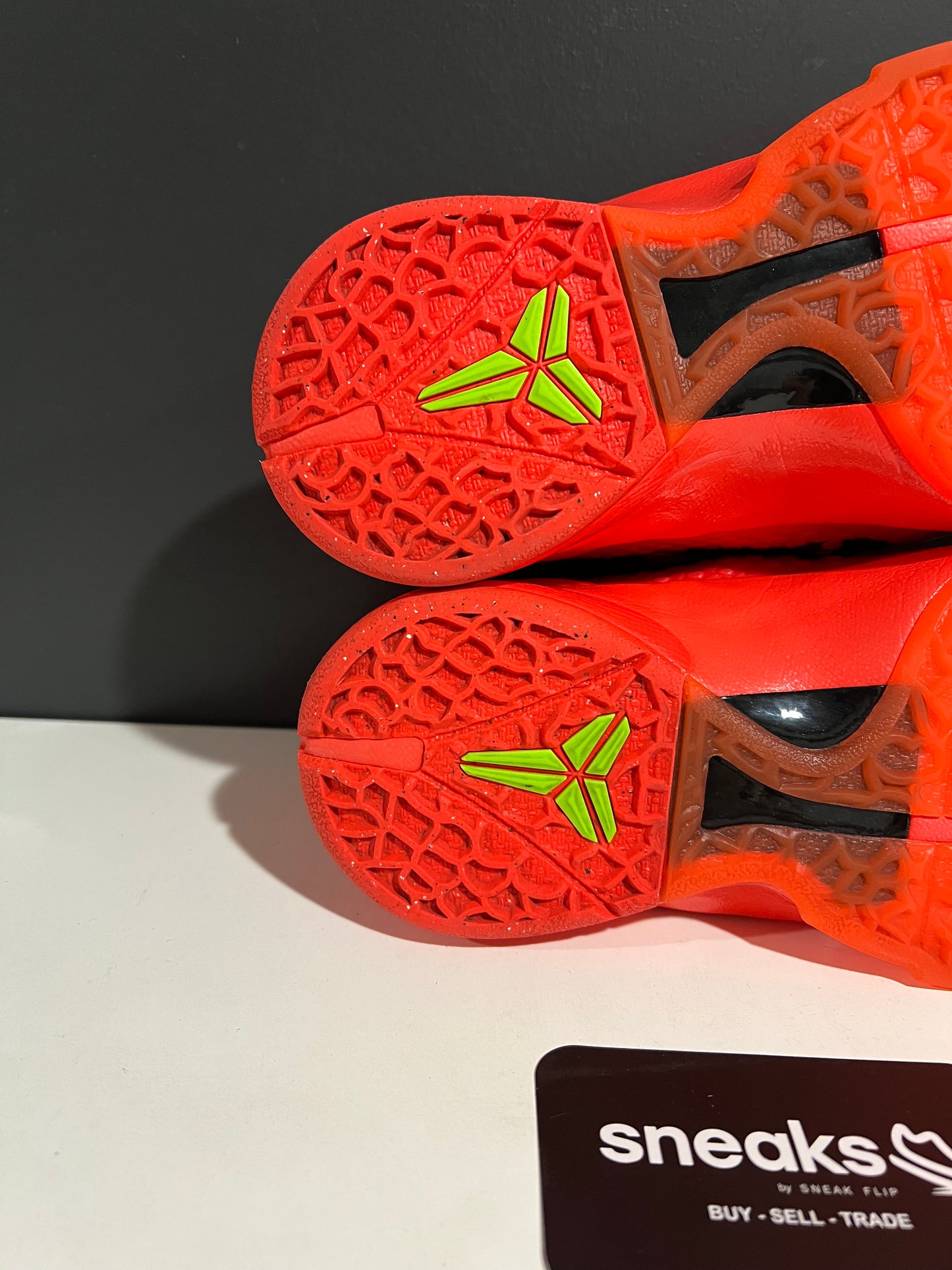 USED Zoom Kobe 6 GS Reverse Grinch FV9676-600 SIZE 4Y NO BOX SP25-068