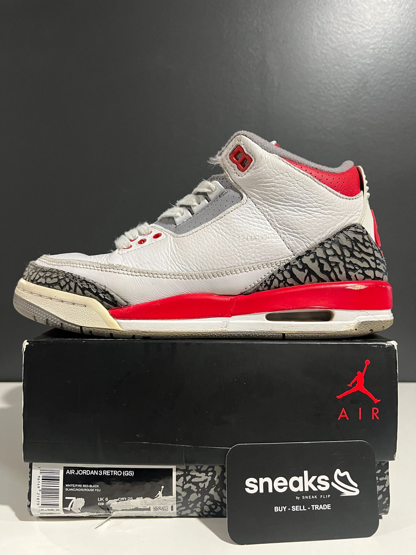 Jordan 3 Retro Fire Red (2022) (GS) - Used