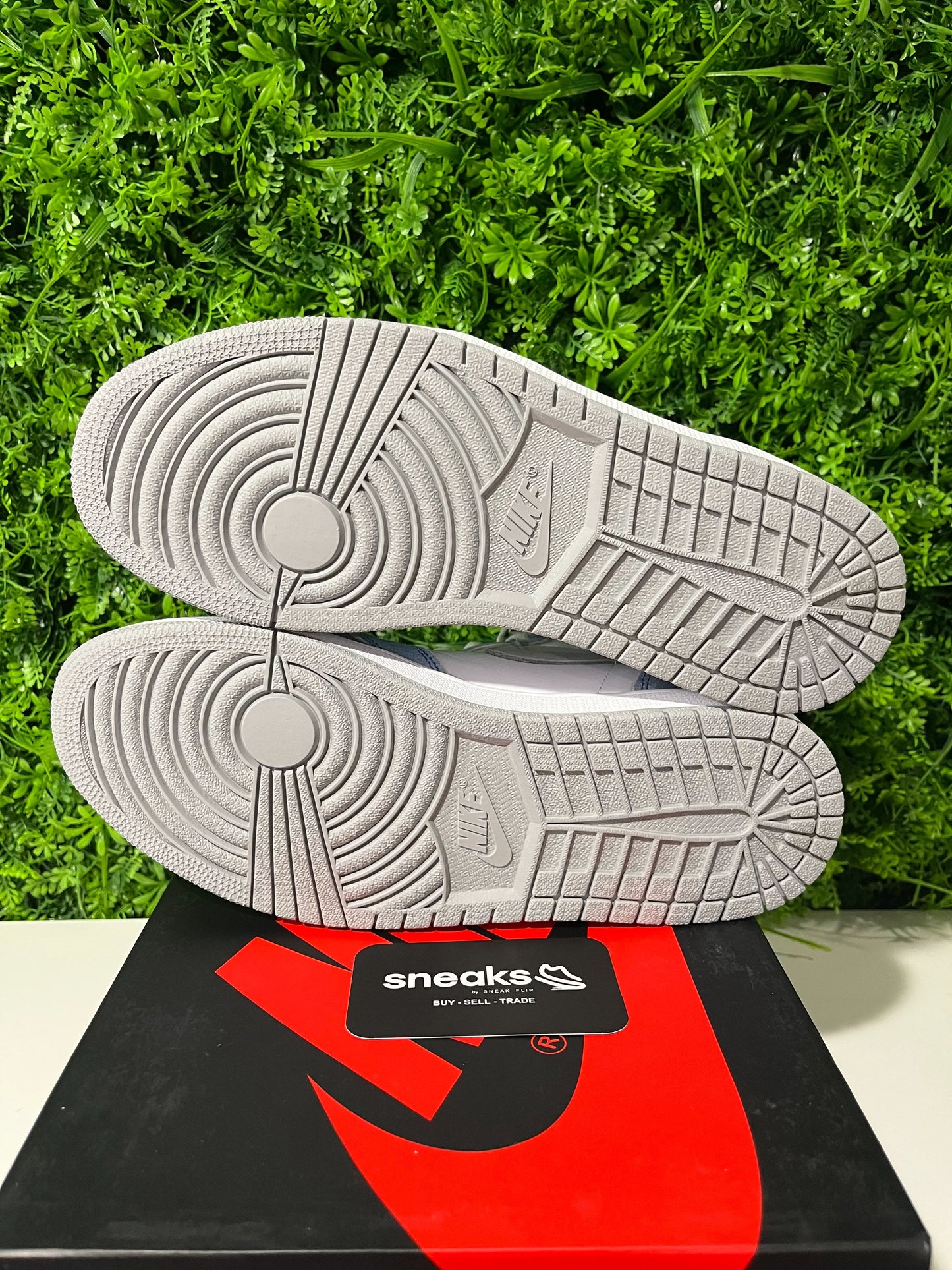 Jordan 1 Retro High Hyper Royal Smoke Grey - Used