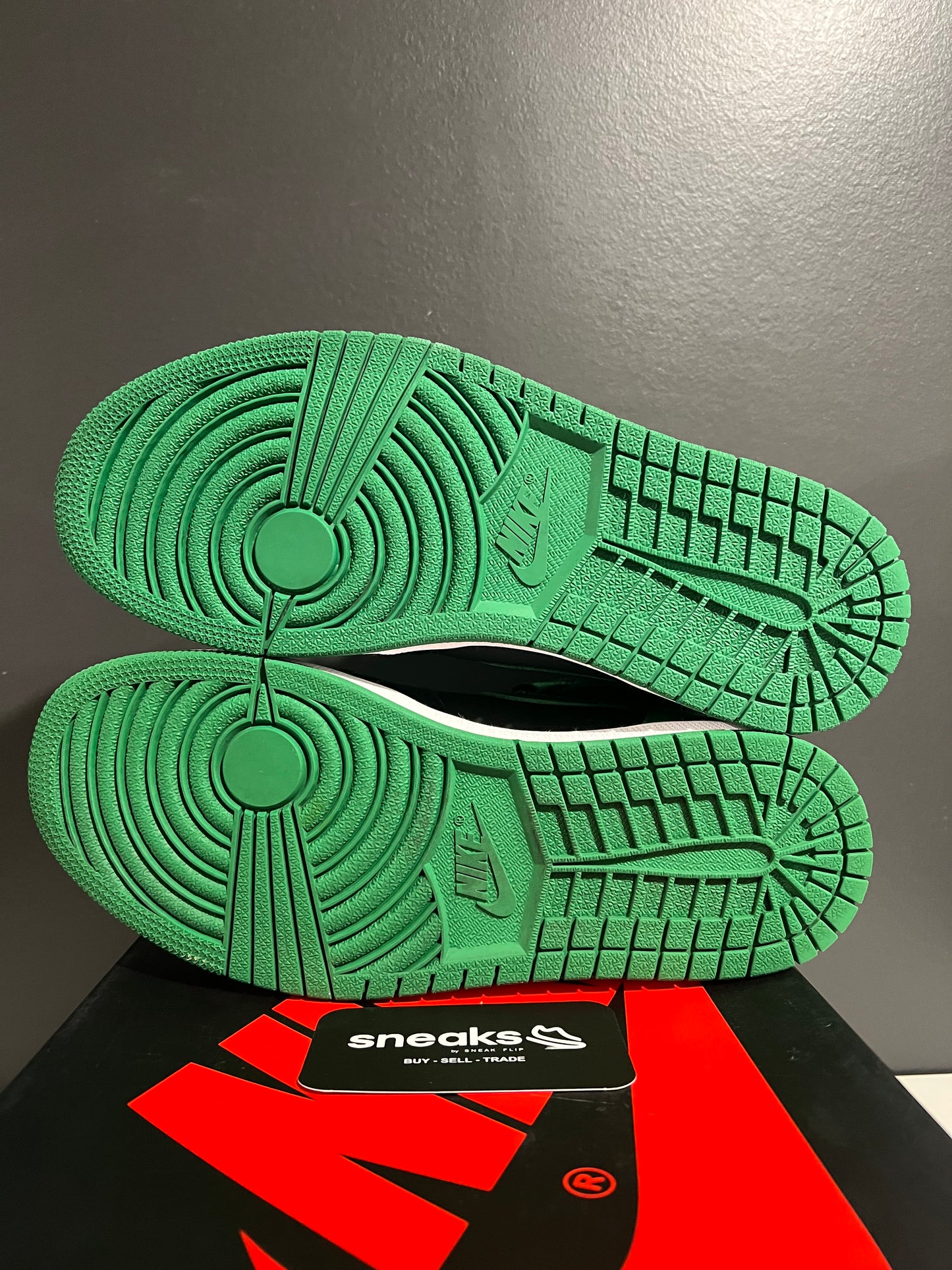 USED Air Jordan 1 Retro High OG Pine Green 2.0 555088-030 SIZE 8M OG ALL AG25-245