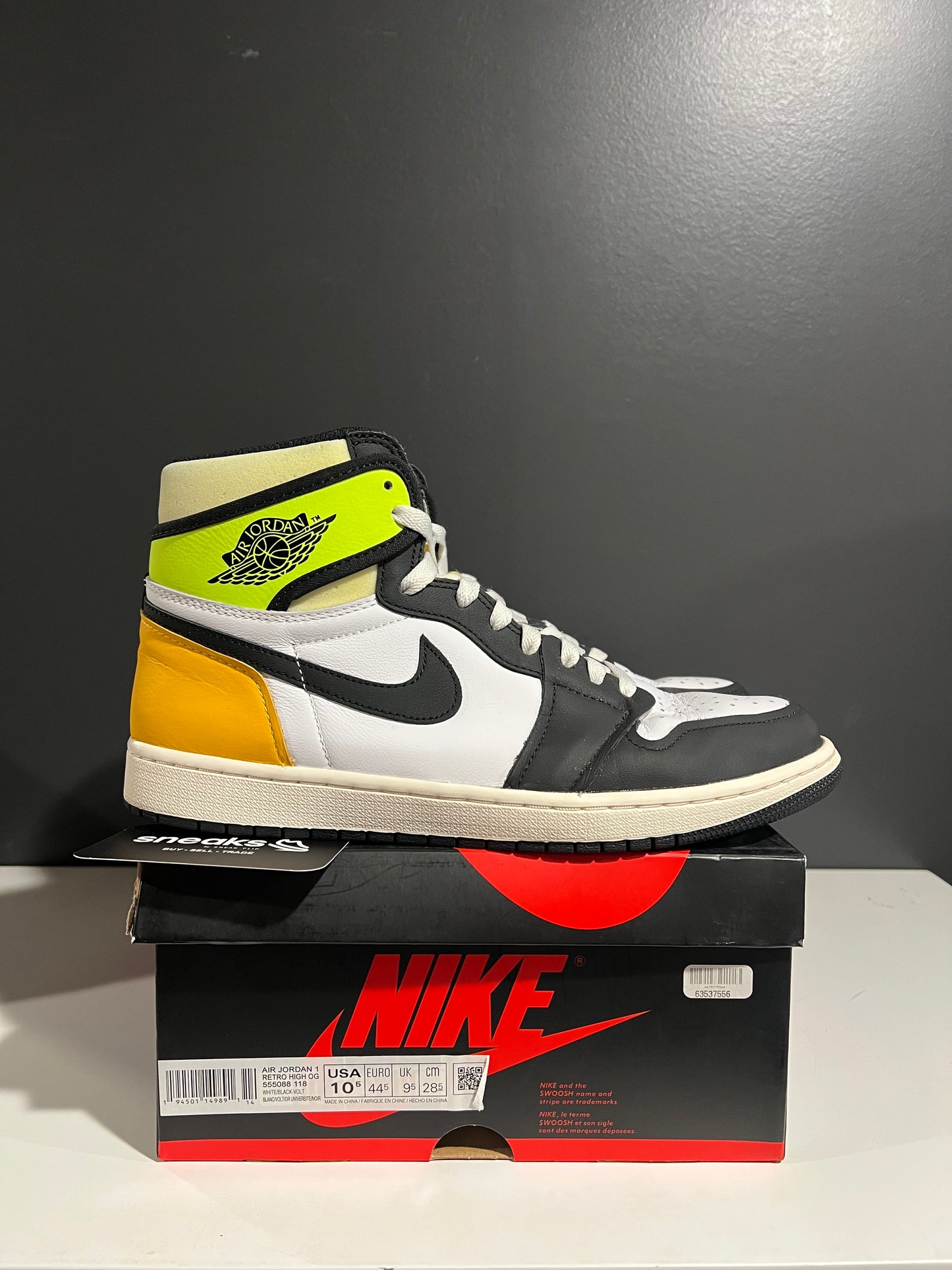 USED Air Jordan 1 Retro High OG Volt Gold 555088-118 SIZE 10.5M OG ALL JY25-95