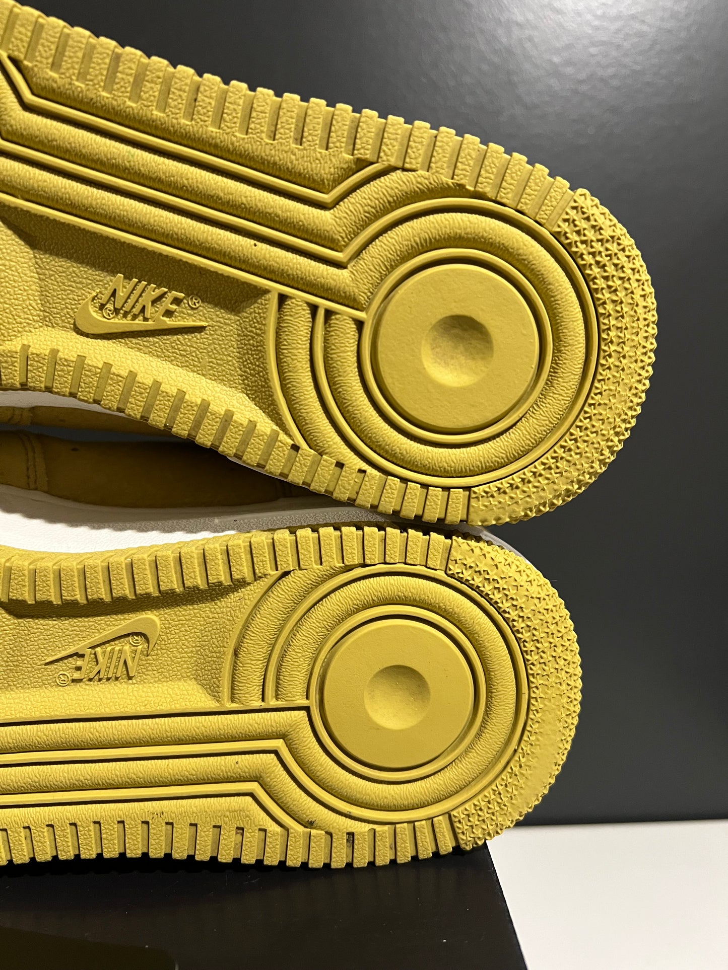 USED Air Force 1 '07 LV8 Embroidered Swoosh Buff Gold HJ4465-700 SIZE 10.5M OG ALL AG25-163
