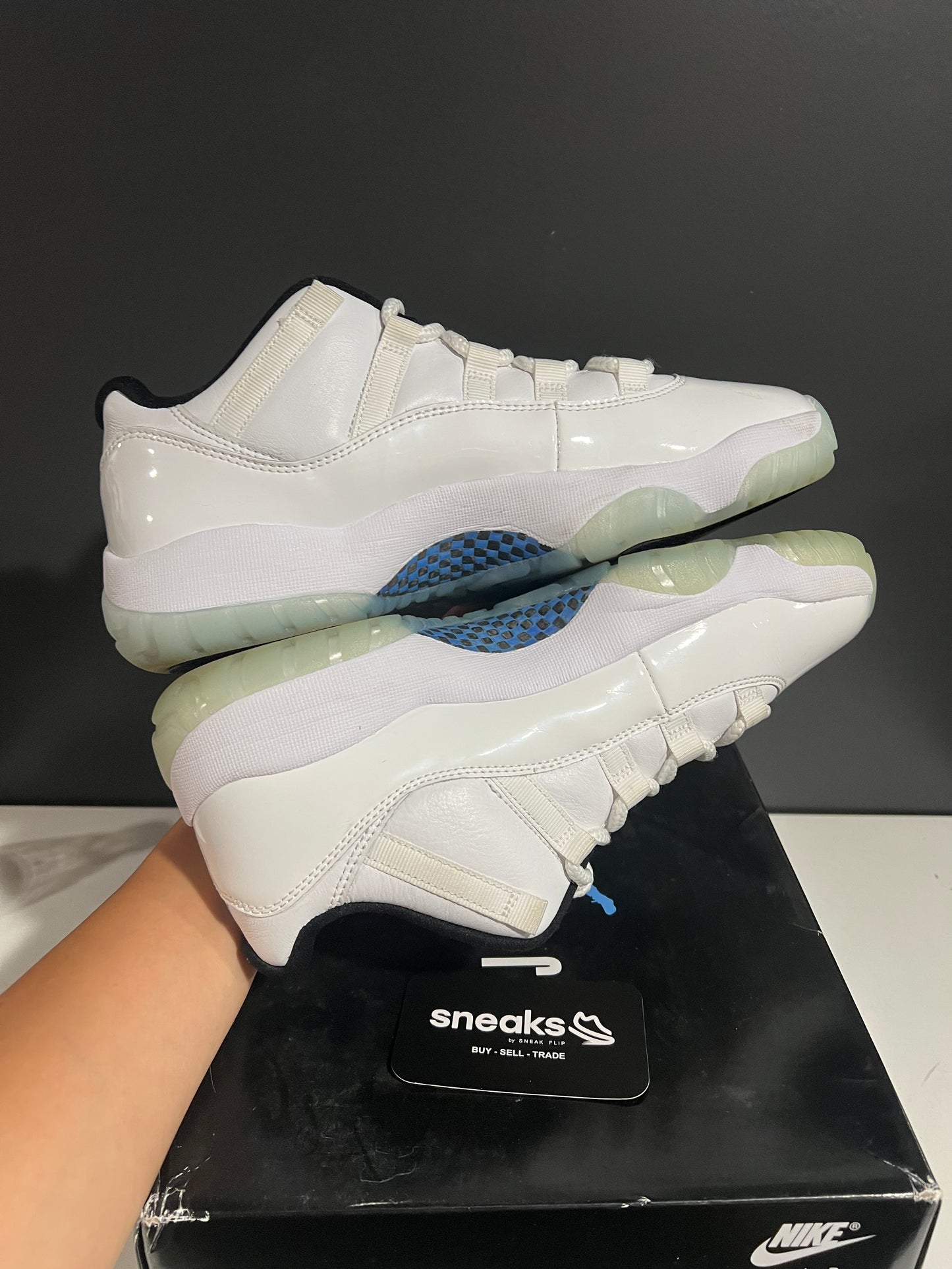 USED Air Jordan 11 Retro Low Legend Blue AV2187-117 SIZE 9M OG ALL AG25-317