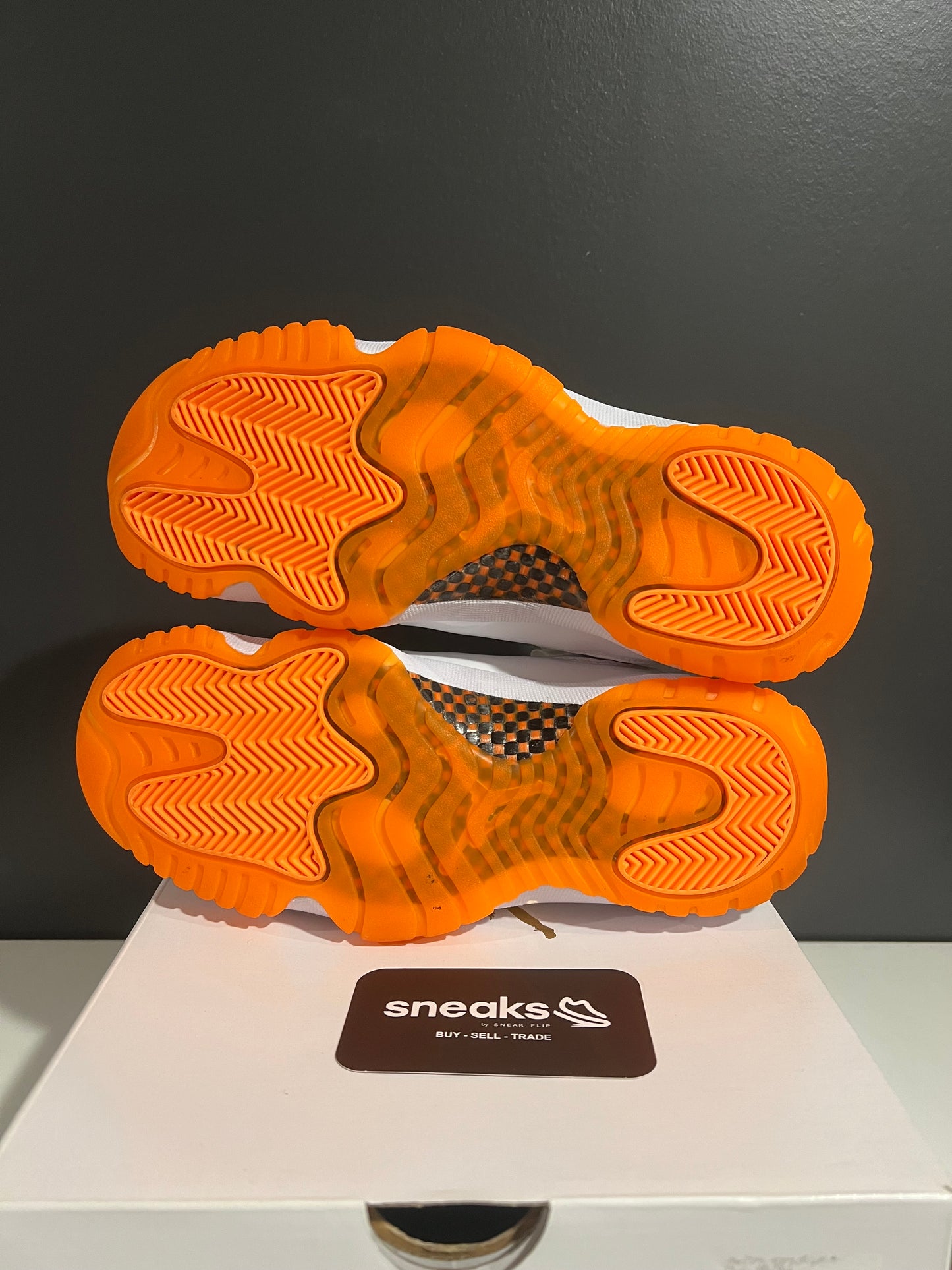 USED Wmns Air Jordan 11 Retro Low Bright Citrus AH7860-139 SIZE 6Y OG ALL