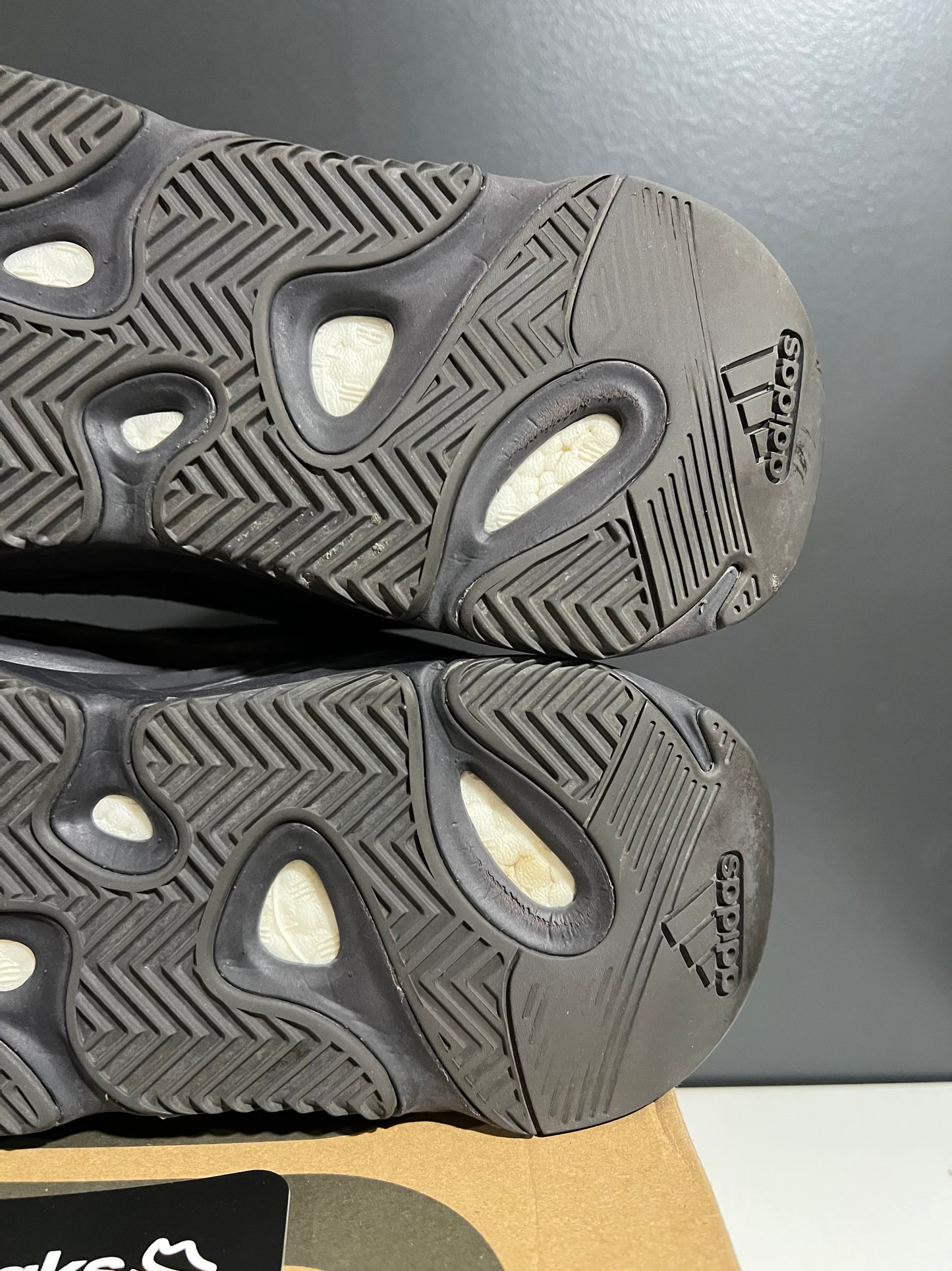 USED Adidas Yeezy Boost 700 V2 Vanta FU6684 SIZE 10M OG ALL AG25-109