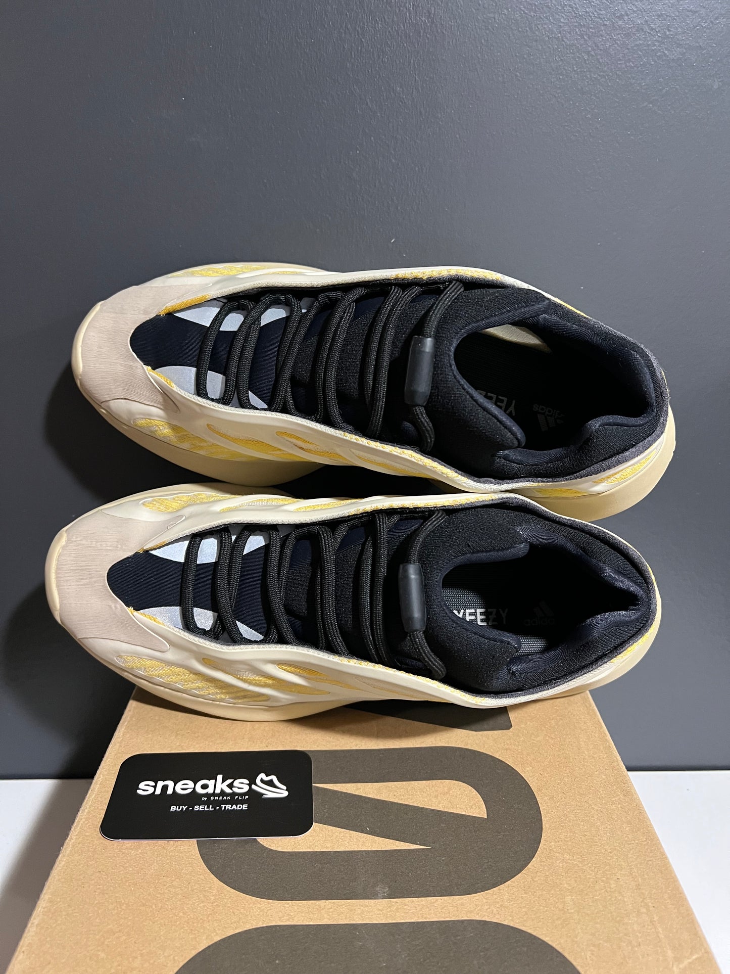 USED Yeezy 700 V3 Safflower G54853 SIZE 10M OG ALL AG25-263