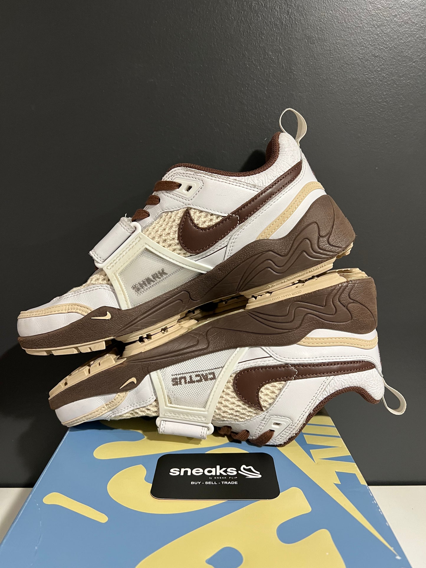 USED Travis Scott x Zoom Field Jaxx Light Chocolate HQ3073 100 SIZE 9M OG ALL AG25-173