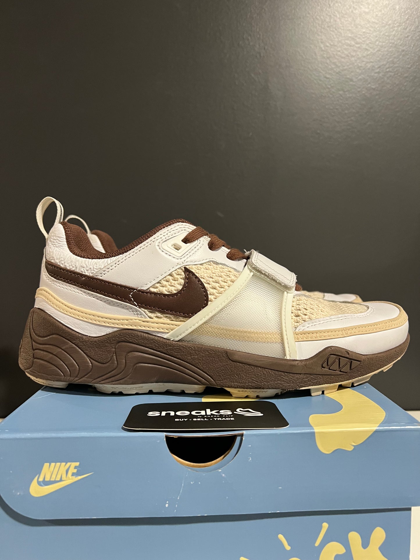 USED Travis Scott x Zoom Field Jaxx Light Chocolate HQ3073 100 SIZE 9M OG ALL AG25-173
