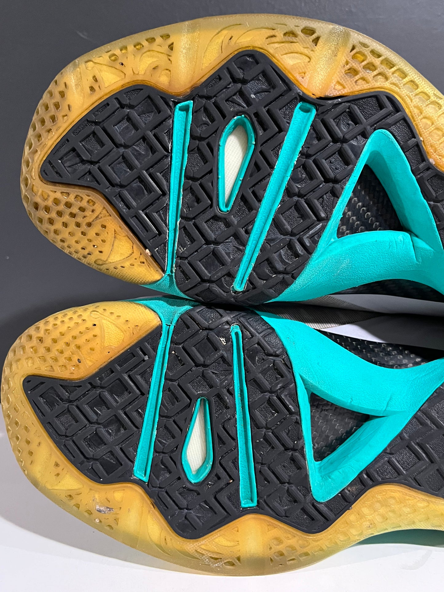 USED LeBron 9 P.S. Elite South Beach 516958-001 SIZE 10M NO BOX JY25-164