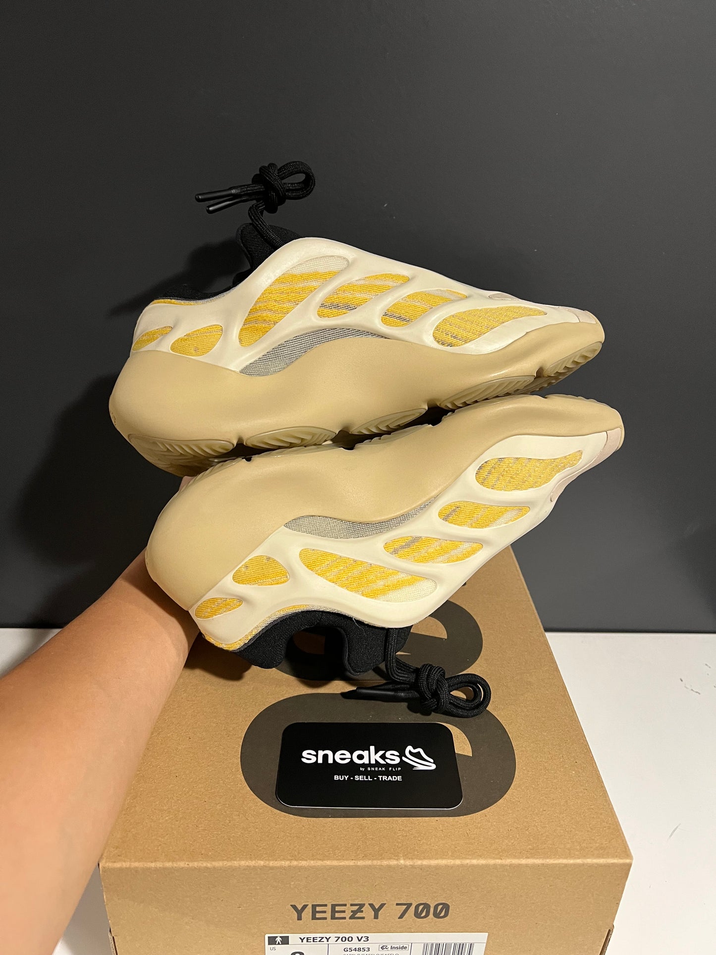 USED Yeezy 700 V3 Safflower G54853 SIZE 8M OG ALL JN25-244