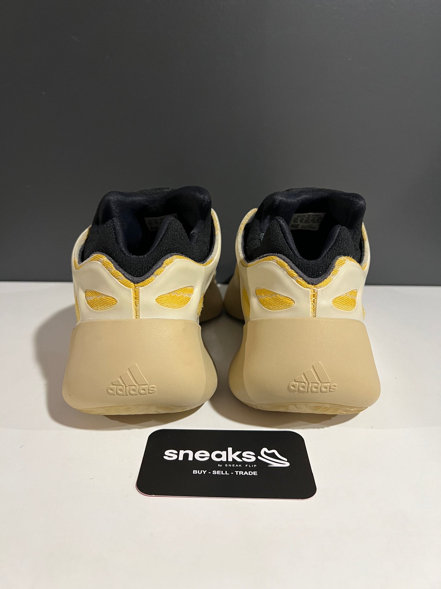 USED Yeezy 700 V3 Safflower G54853 SIZE 10.5M NO BOX AG25-56
