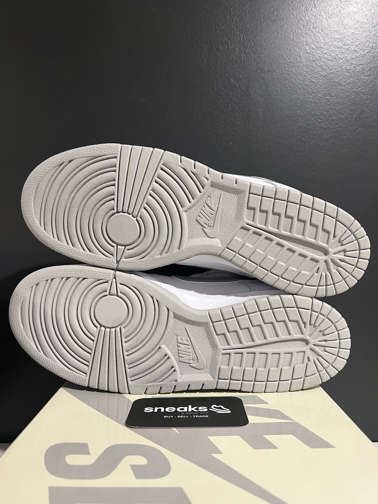 NEW Supreme x Dunk Low SB White Metallic Silver HQ8487-100 SIZE OG ALL