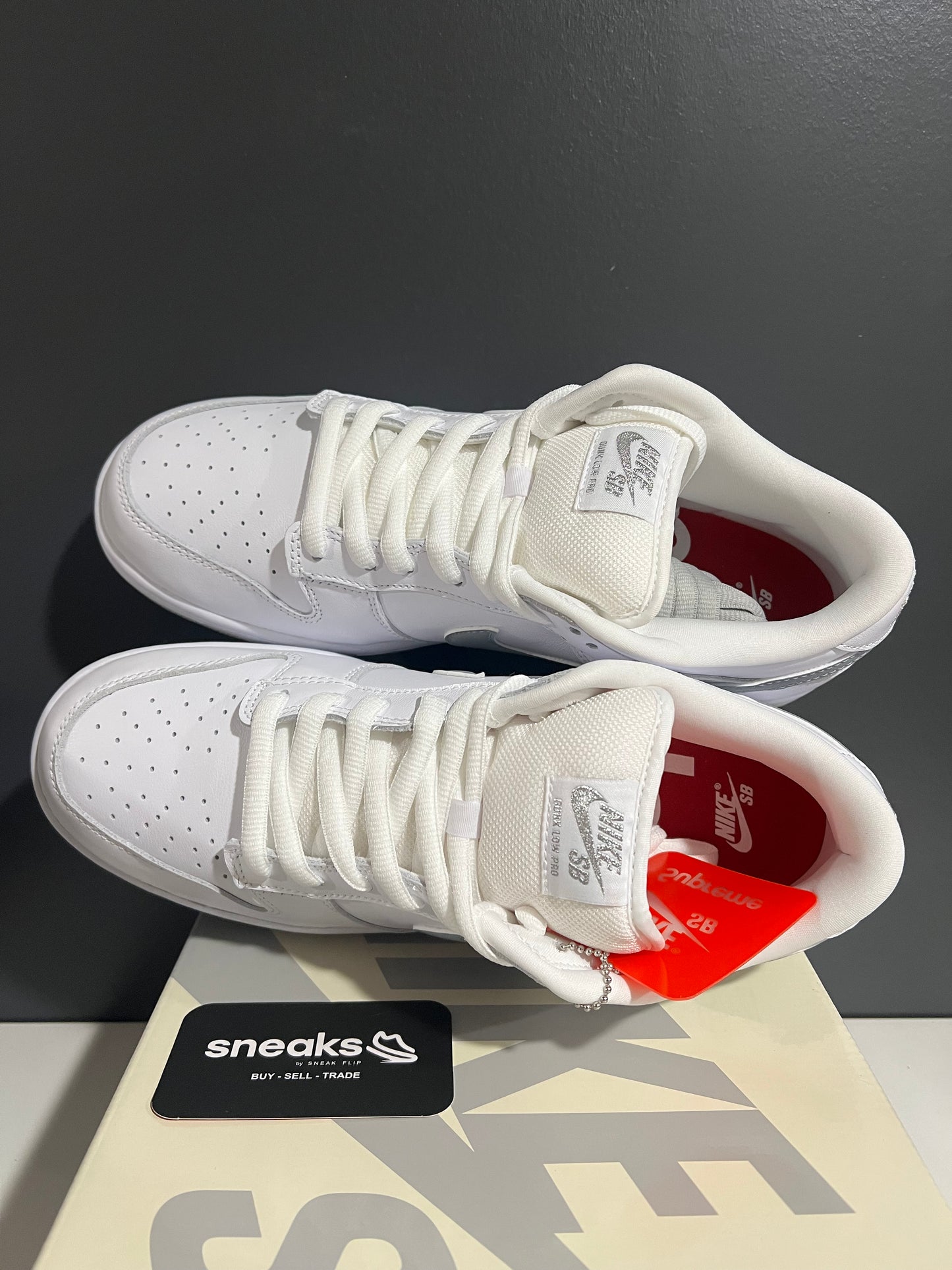 NEW Supreme x Dunk Low SB White Metallic Silver HQ8487-100 SIZE OG ALL