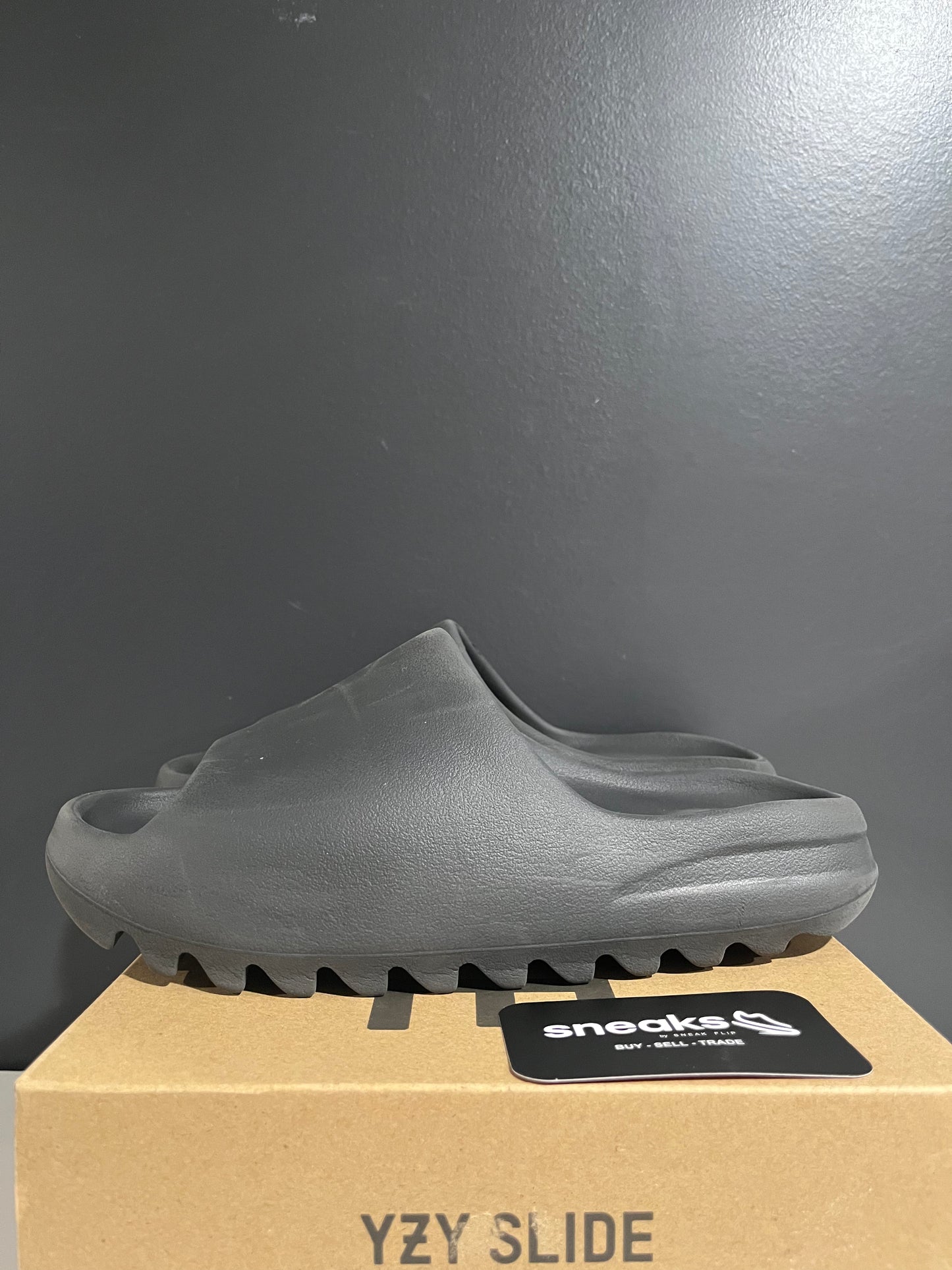 USED Yeezy Slides Onyx HQ6448 SIZE 9M OG ALL