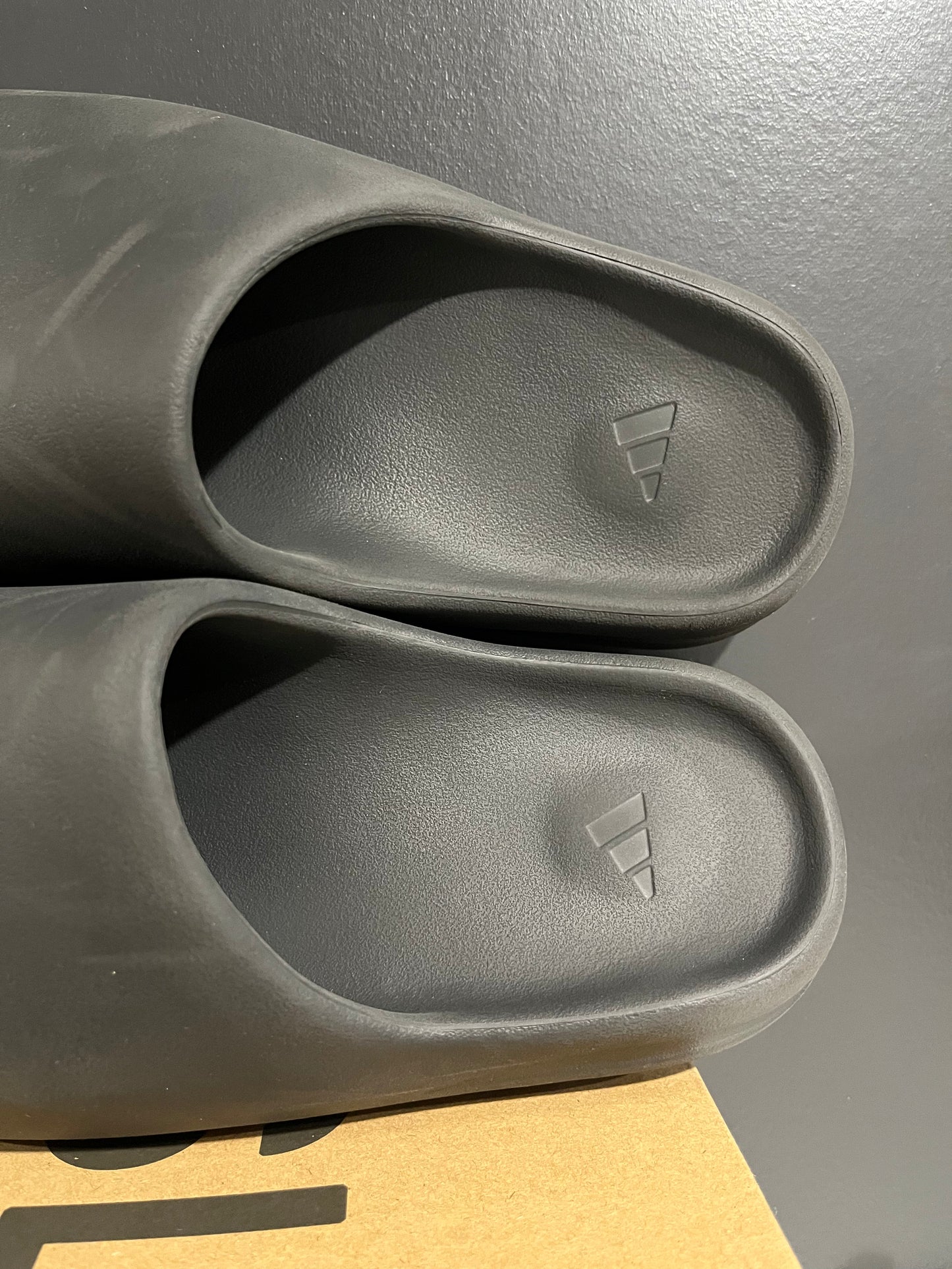 USED Yeezy Slides Onyx HQ6448 SIZE 9M OG ALL