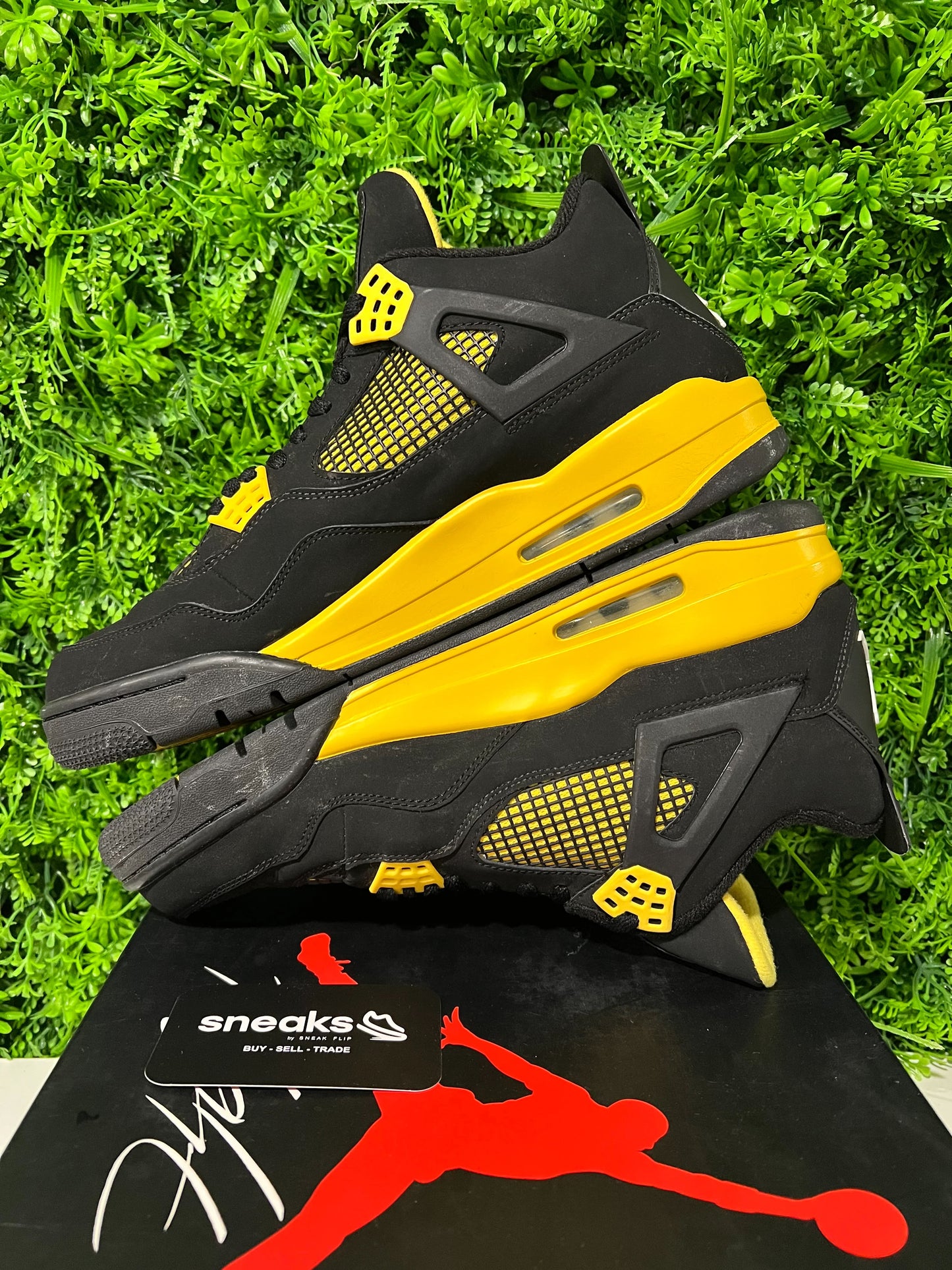 Jordan 4 Retro Thunder (2012) - Used