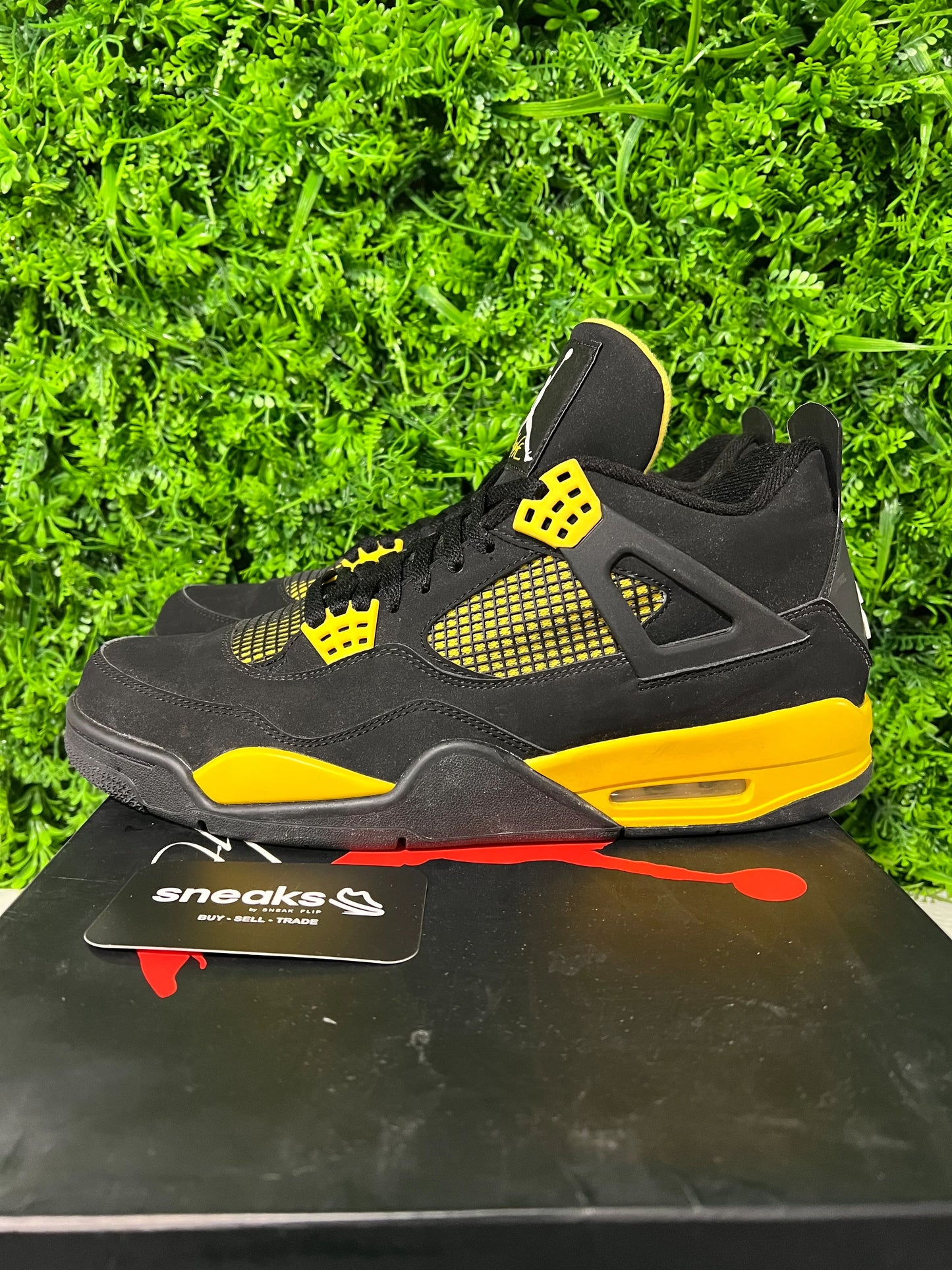 Jordan 4 Retro Thunder (2012) - Used