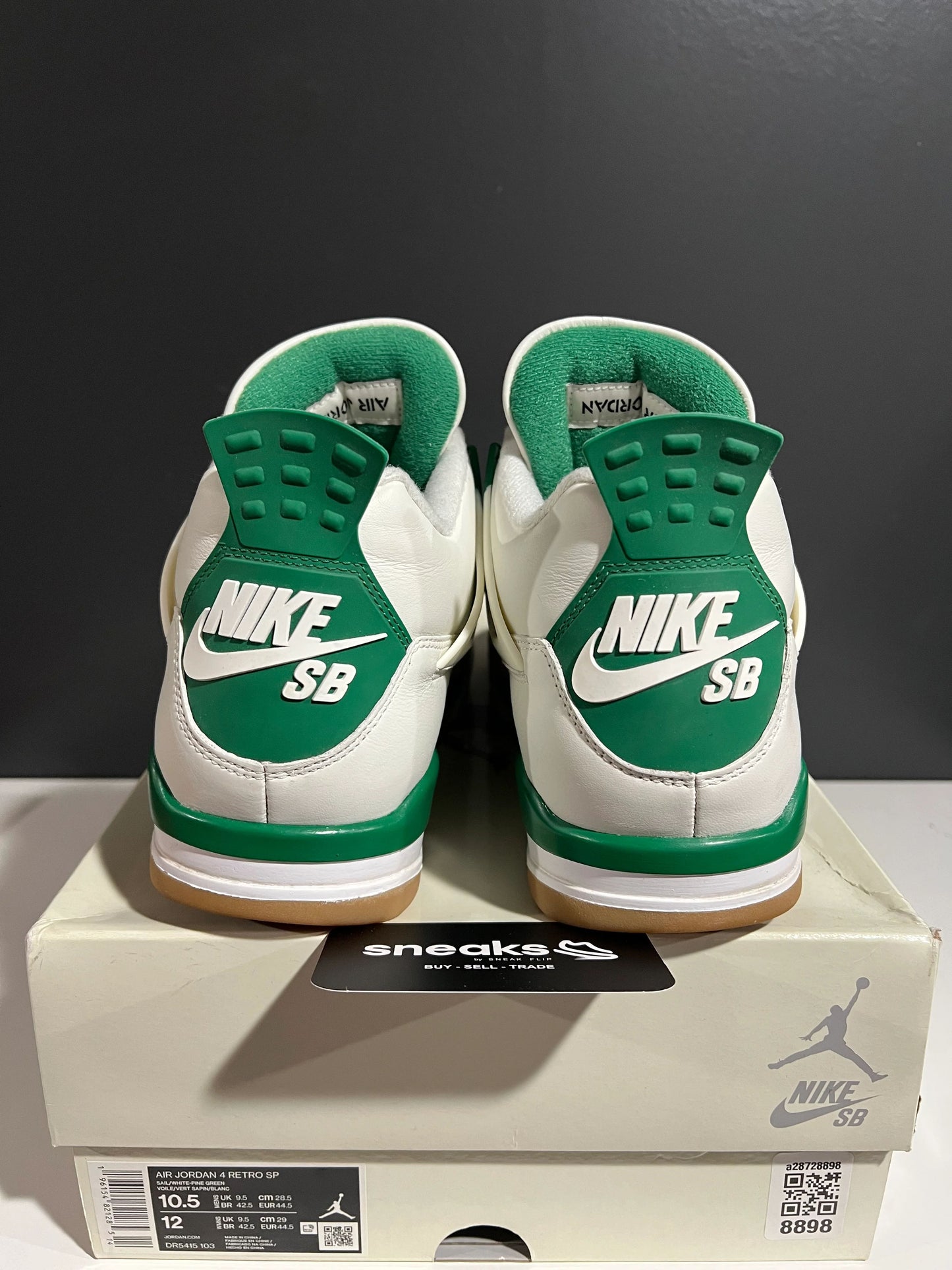 Jordan 4 Retro SB Pine Green - Used