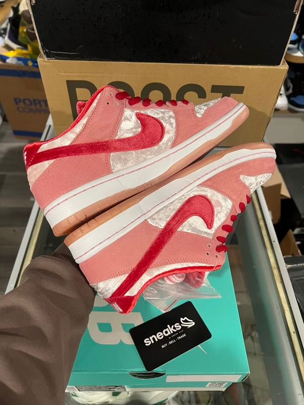 NEW SIZE 9.5M Nike SB Dunk Low StrangeLove Skateboards