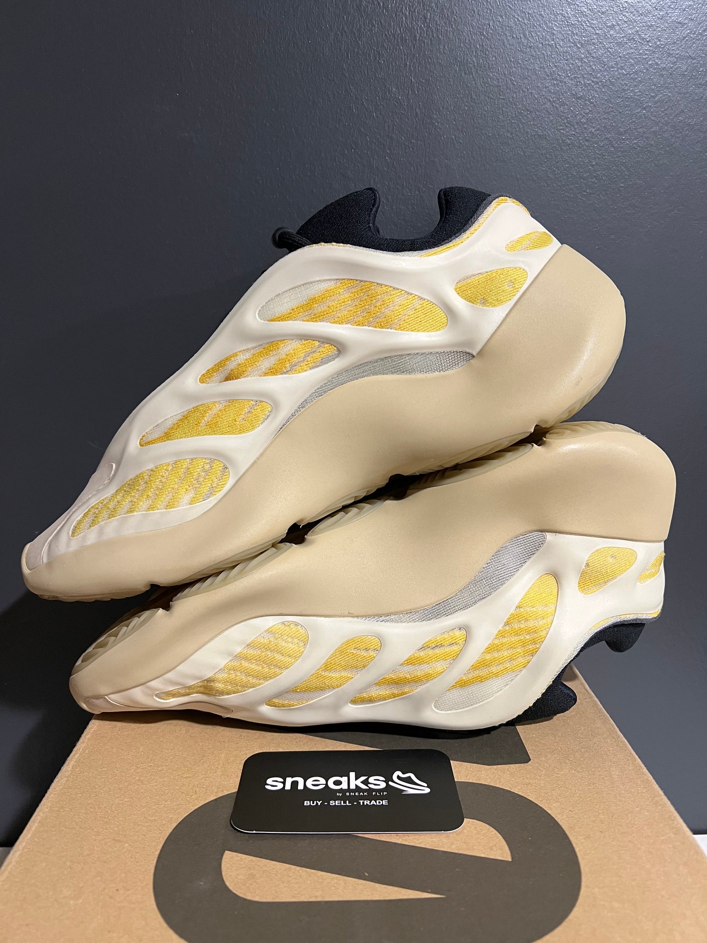 USED Yeezy 700 V3 Safflower G54853 SIZE 10M OG ALL AG25-263