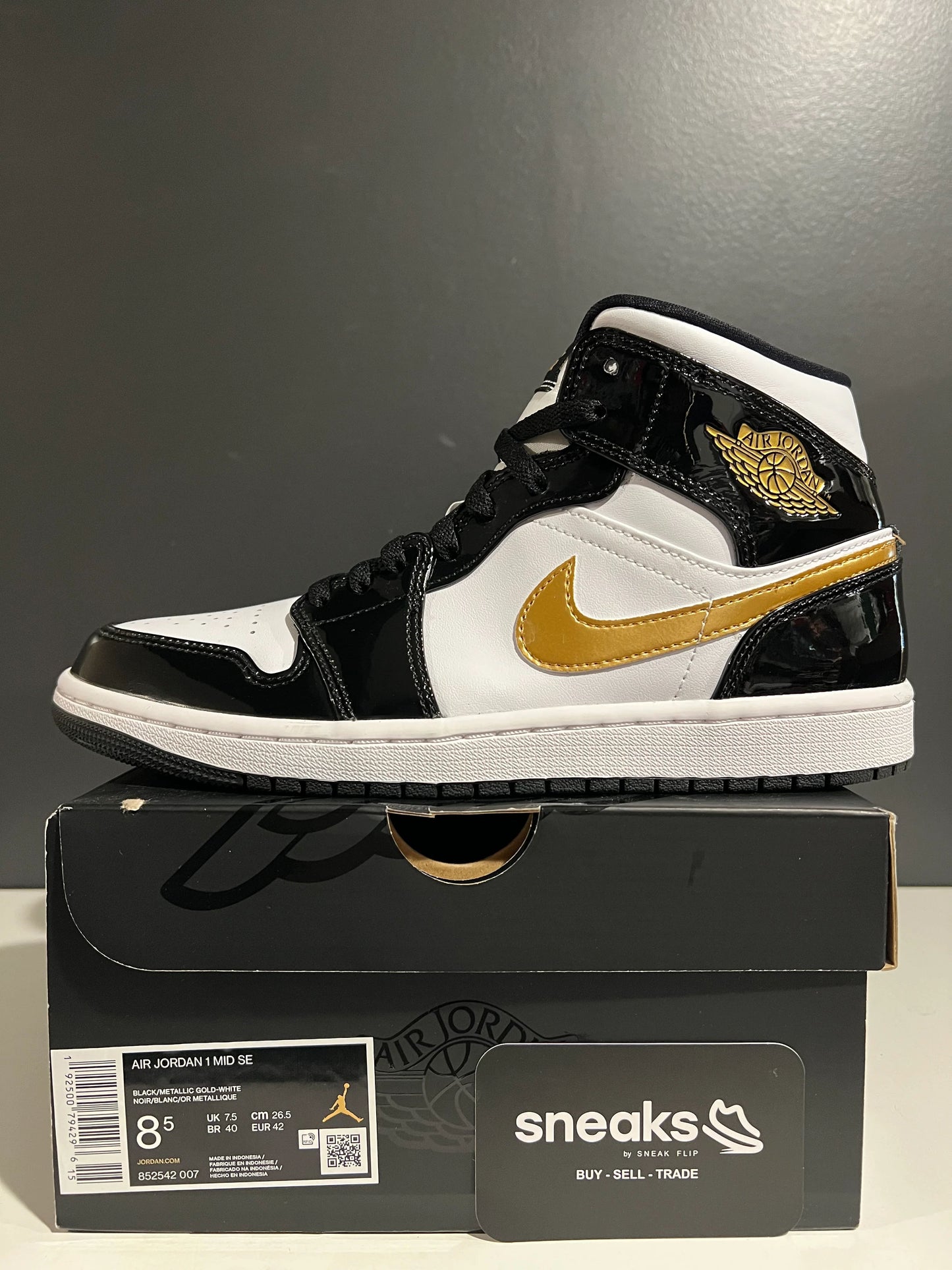 Jordan 1 Mid Patent Black White Gold - Used